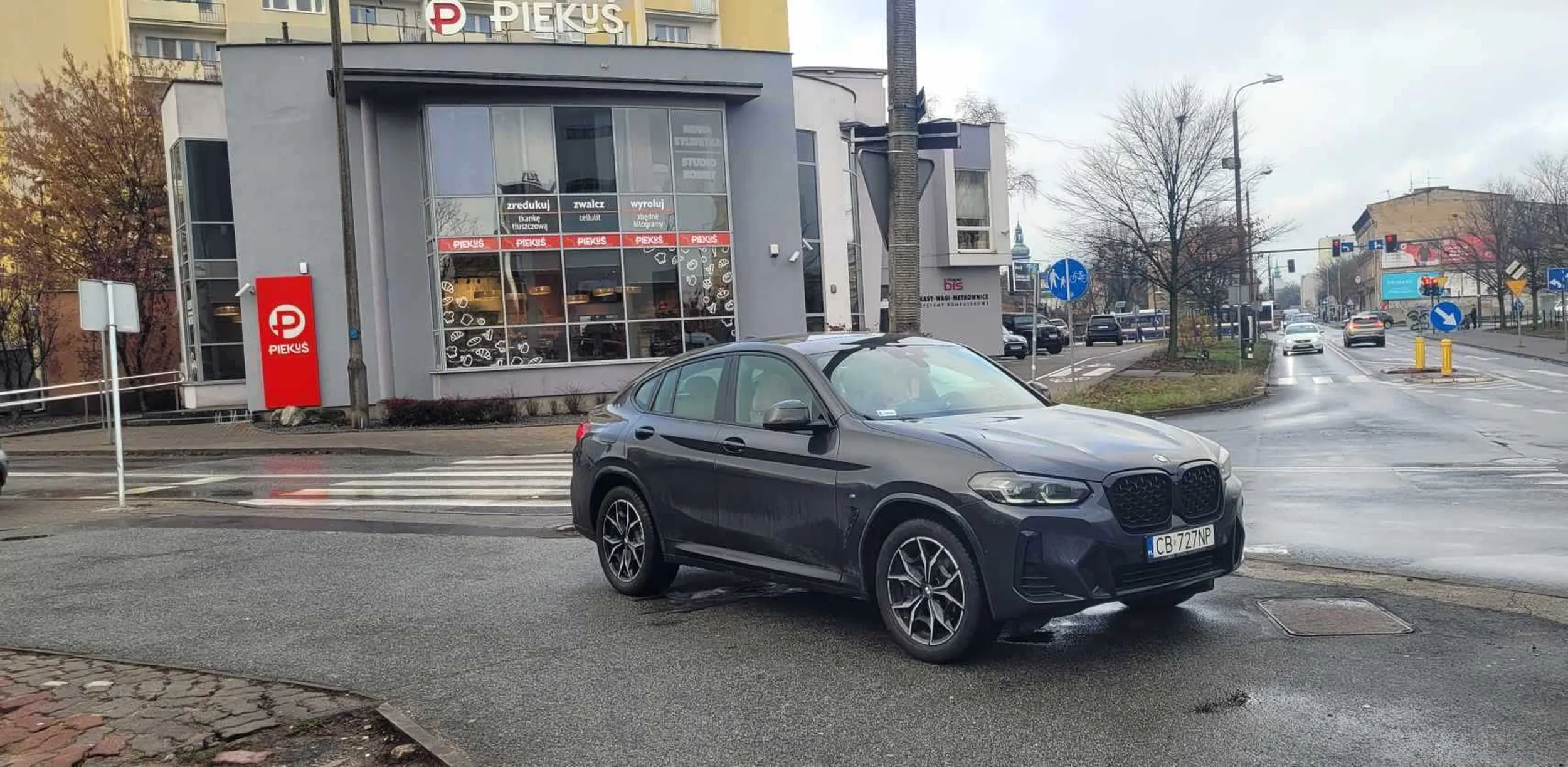 i znów klasa premium to i parkowanie premium, co za palant. Albo jakaś baba.