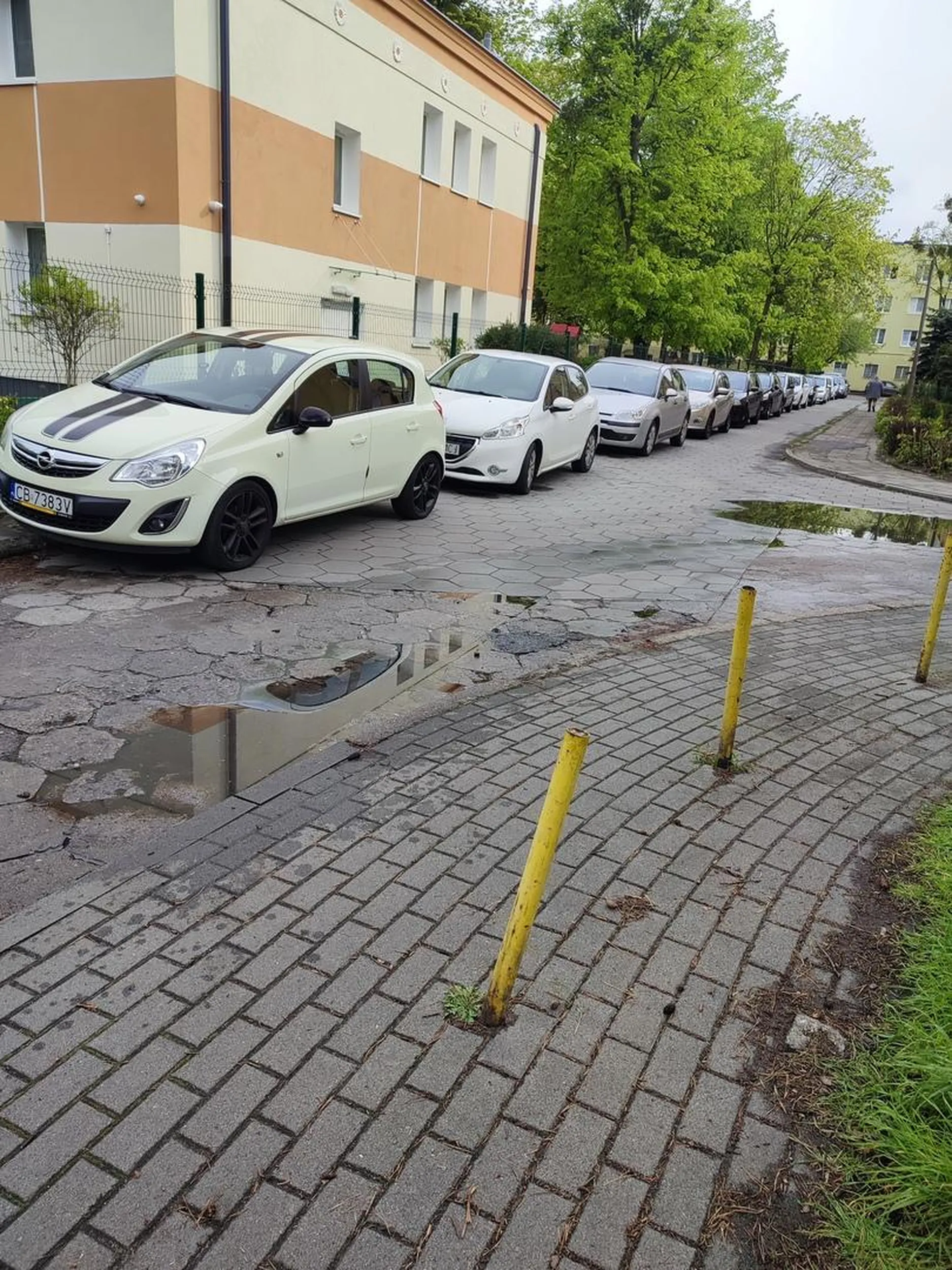 Kierowca sprytnie zaparkował na środku skrzyżowania, przez co żeby przejechać większym autem trzeba jechać po chodniku