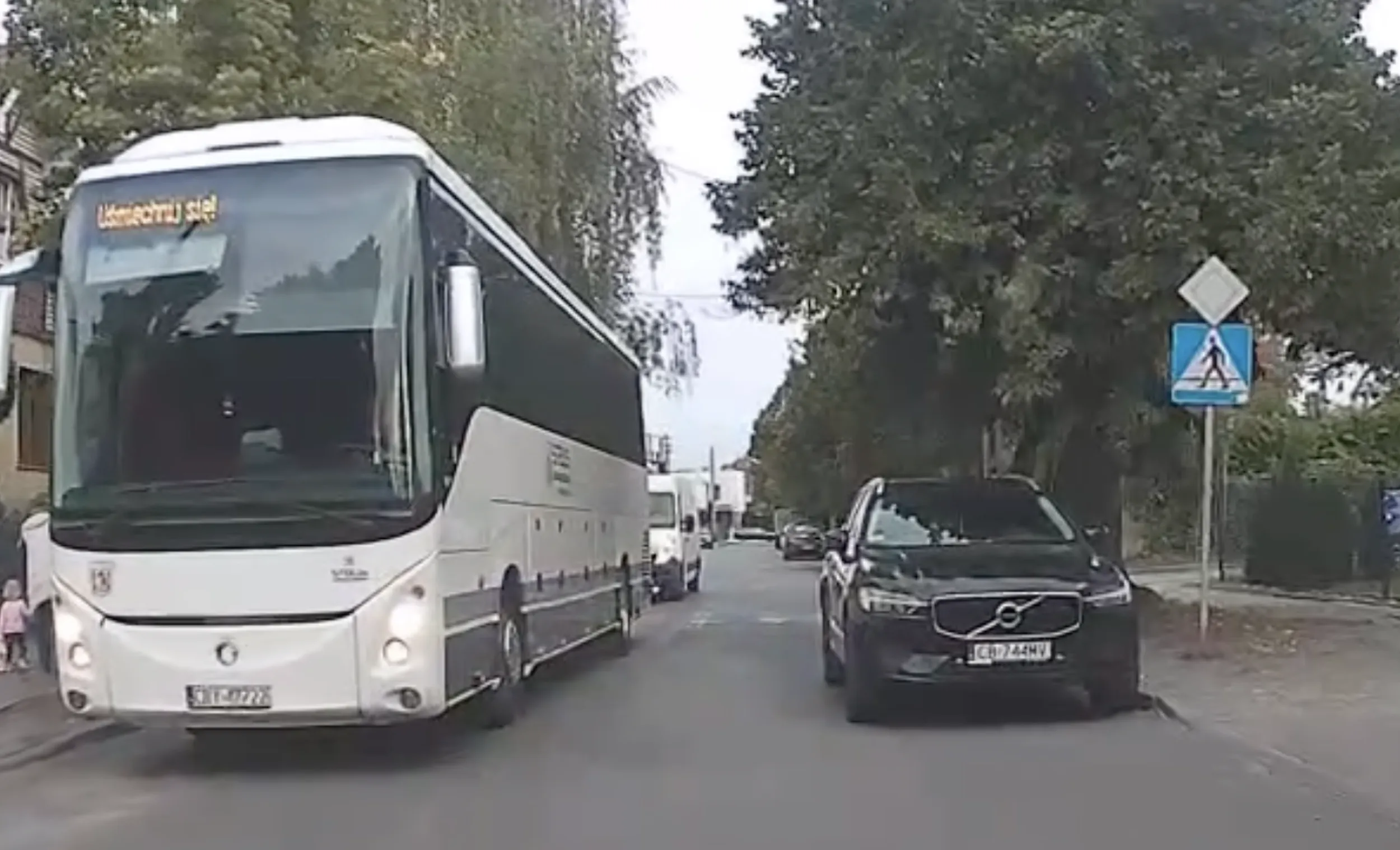 ten to znany jełop na Czyżkówku, blokuje ulice, zastawia pasy