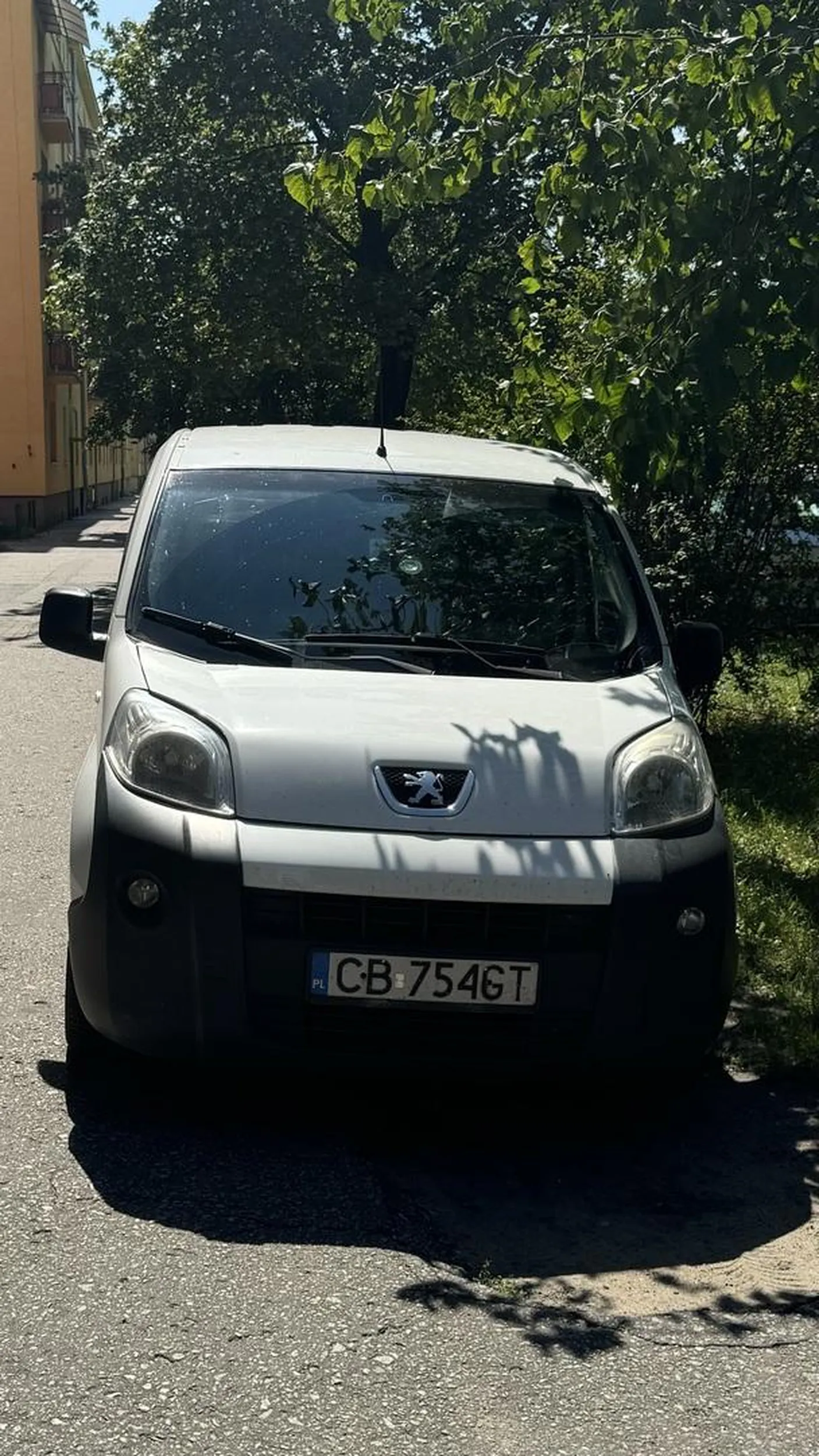 Samochód musiał jechać wzdłuż chodnika by dostać się na to miejsce.