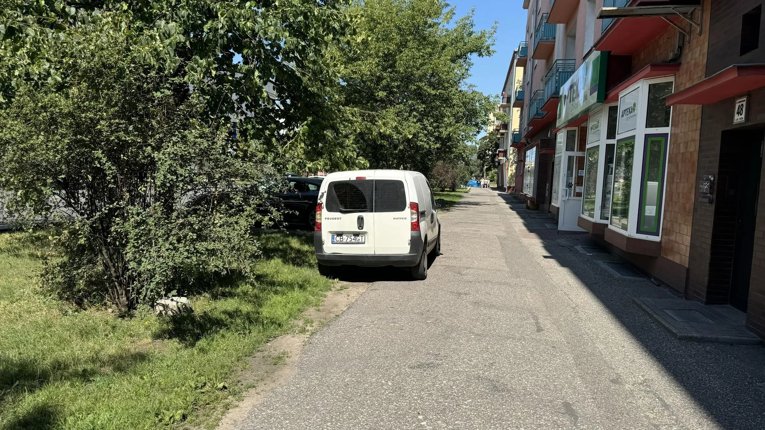 Samochód musiał jechać wzdłuż chodnika by dostać się na to miejsce.