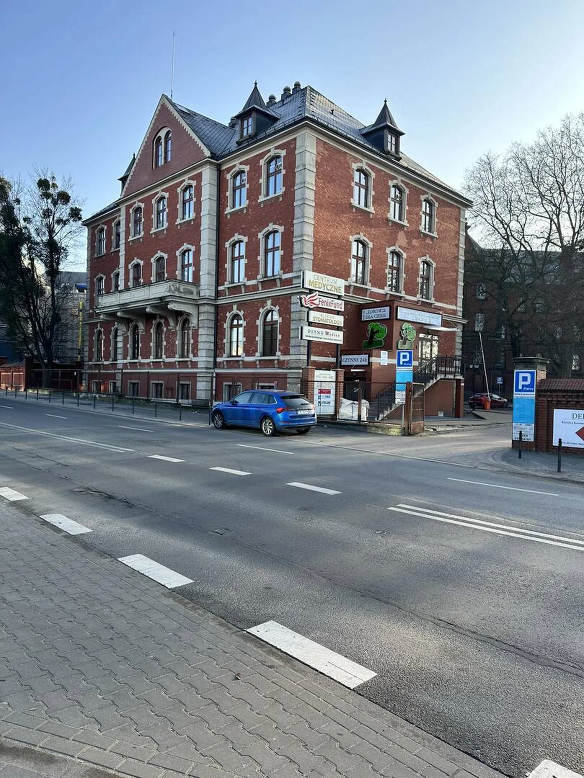 Łajza nie umie wjechać na parking, żal pięciu złotych. Pomijam fakt, że dookoła o tej porze jest pełno miejsc na bezpłatnych parkingach, to musi kurwiszon na chodnik wjechać.