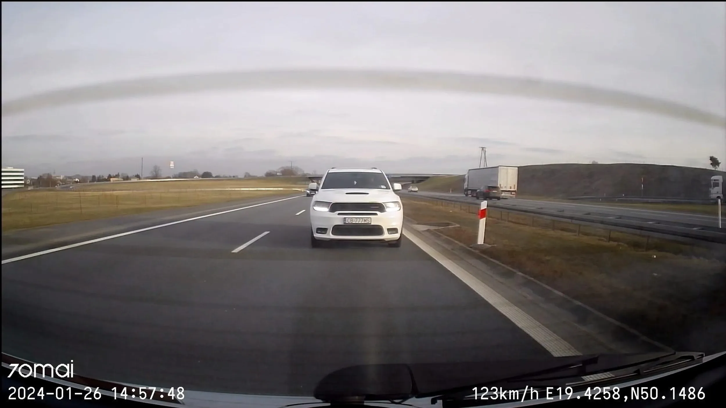 Odstęp trzyma może krótki, ale miga długimi