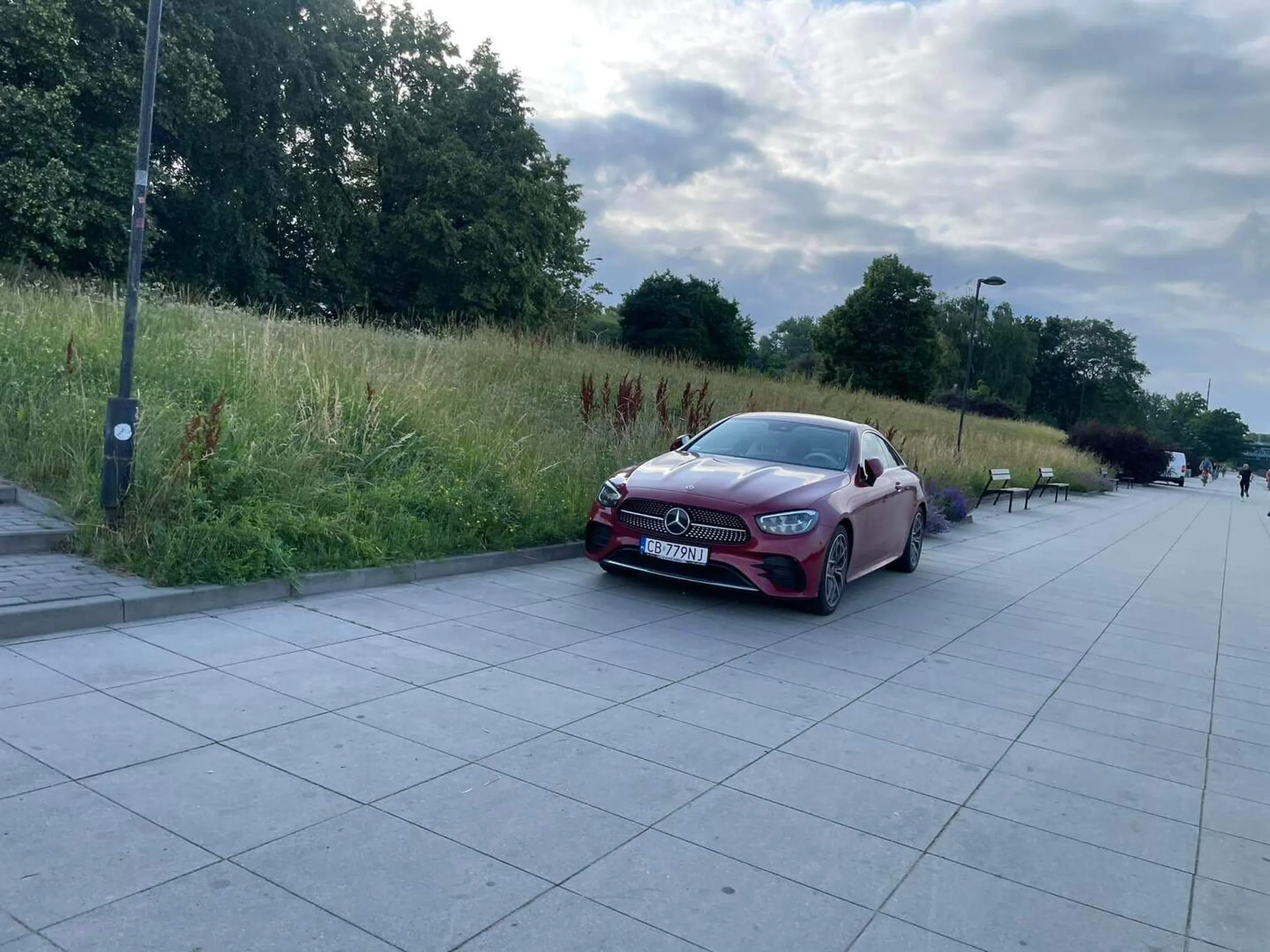 ładnie to tak na bulwarach parkować?