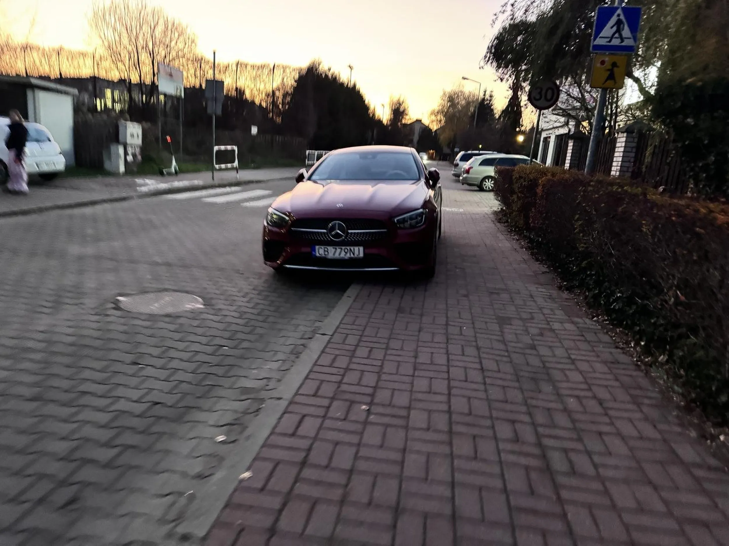 Widzę nie pierwszyzna dla tej młodej kobiety… przed szkołą, na zakazie, przed przejściem dla pieszych, na chodniku. Pogratulować kultury, poszanowania infrastruktury i innych. Może w Bydgoszczy tolerują takie zachowanie, w Warszawie i Nowej Iwicznej nie. Wielki minus.