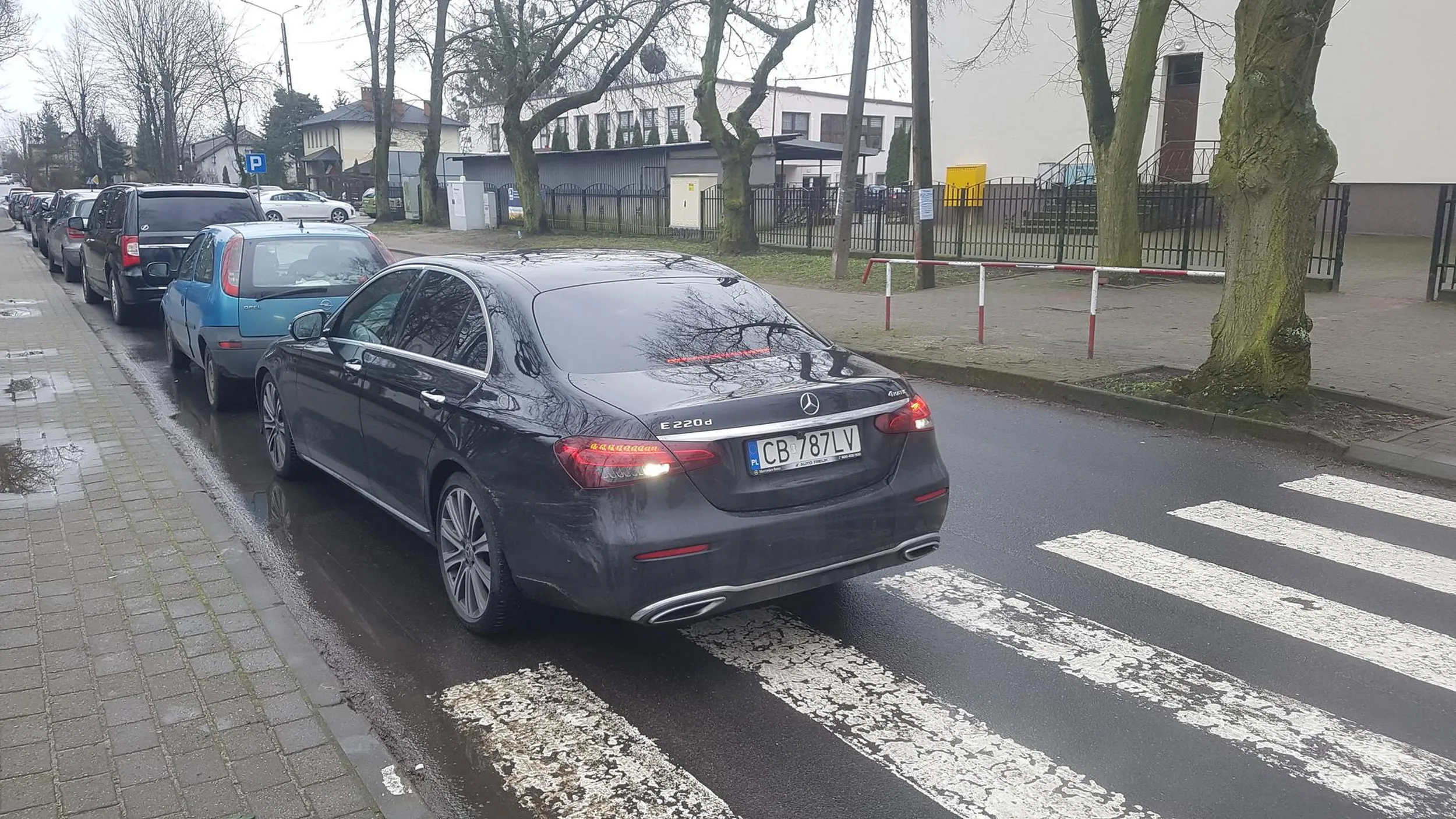 Zaparkował praktycznie na przejściu dla pieszych pod szkołą na drodze dwukierunkowej. Po zwróceniu uwagi był chamski i agresywny.