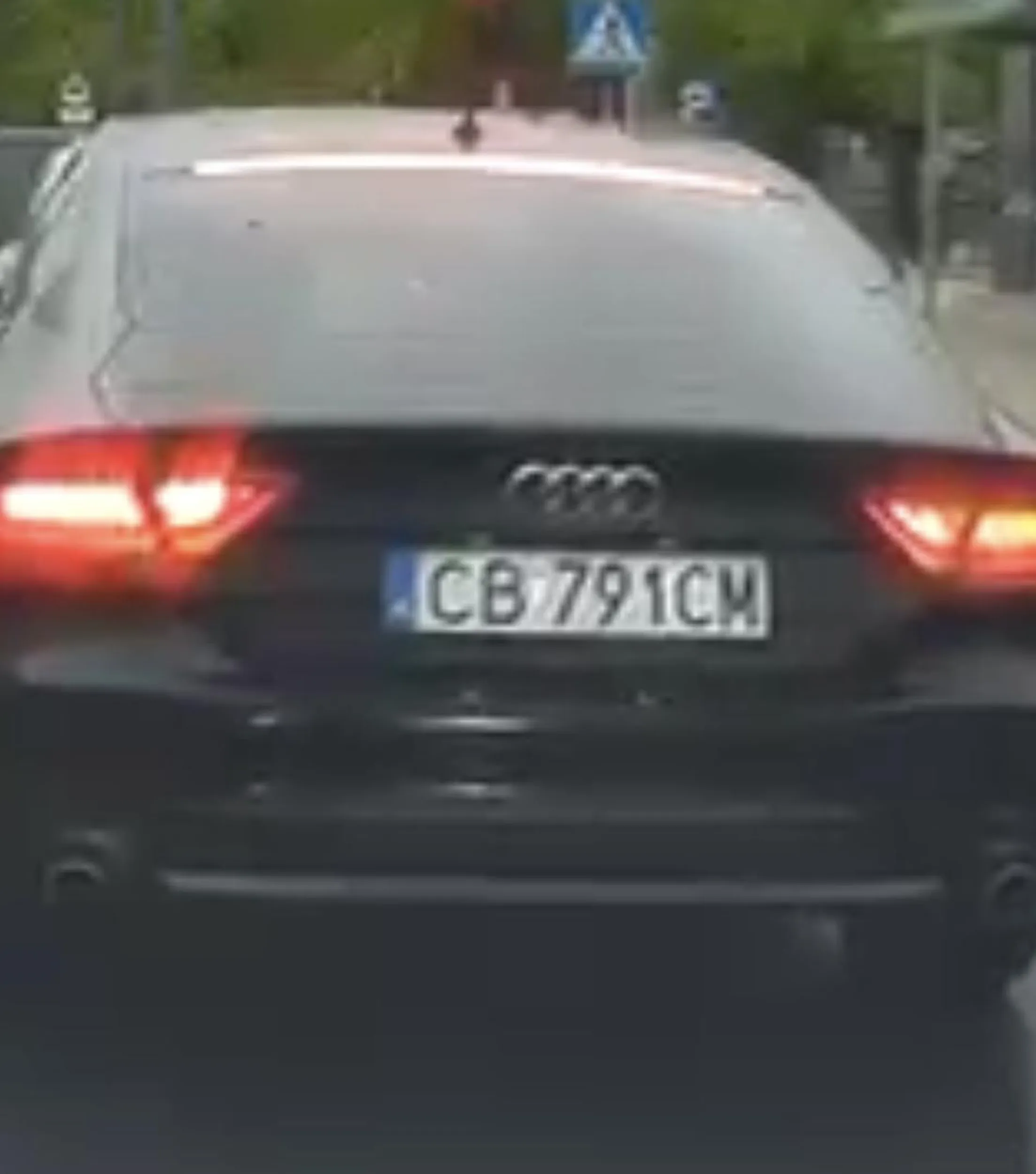 Czeresniak w Audi, jeździ buspasem, zajeżdża drogę, typowy ch**.