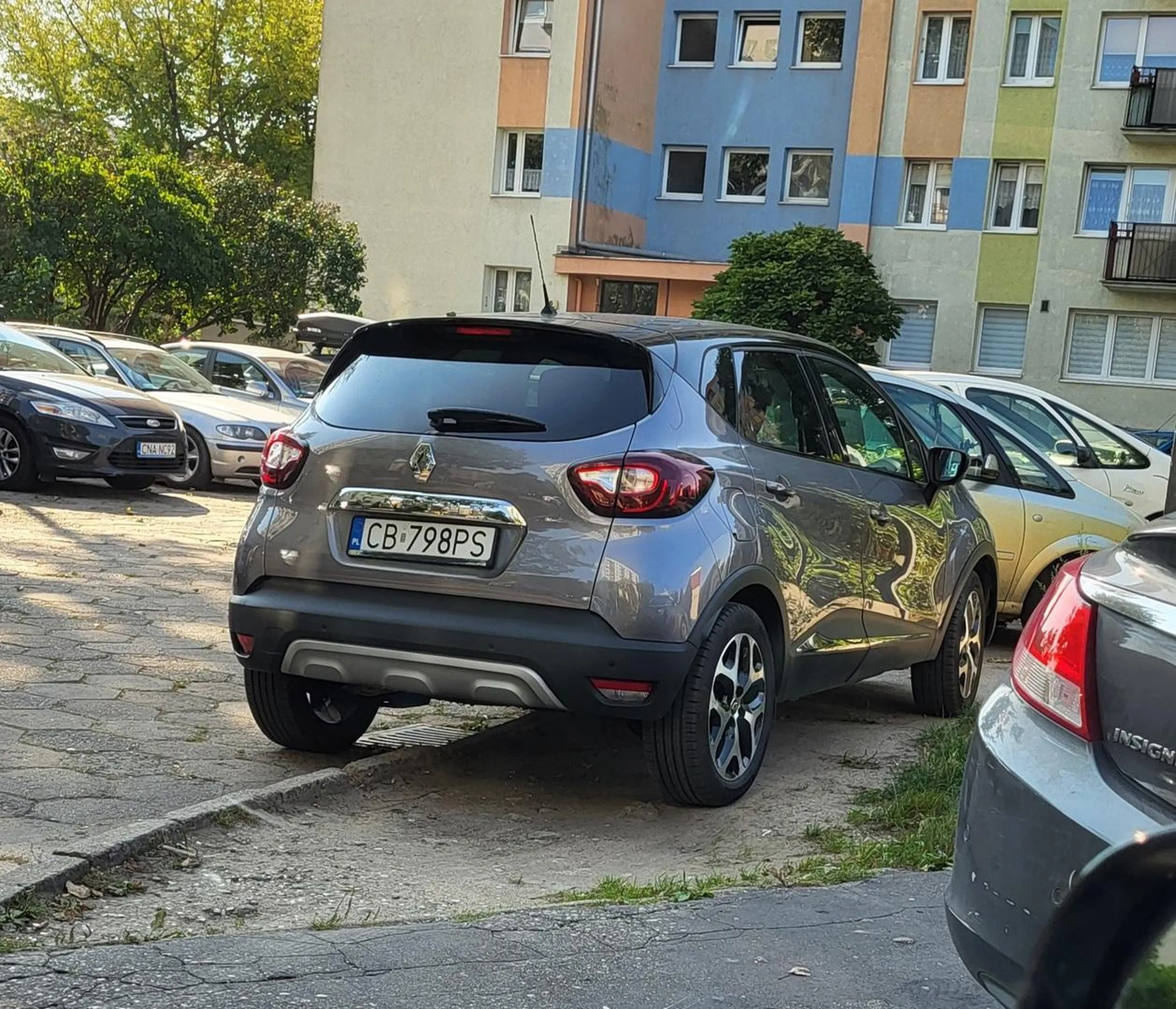 Kolejna osoba utwierdzająca mnie w przekonaniu, że w pewnym wieku powinno się powtarzać egzamin na prawo jazdy. Wymuszenie i awantura, po czym zajął 2 miejsca parkingowe.. A na siedzeniu pasażera starsza desperatka, która ewidentnie w życiu nie poznała przepisow ruchu drogowego, ale za to do perfekcji opanowała wymachiwanie łapami i darcie japy w temacie, na ktory nie ma pojęcia. Pozdrawiam państwa serdecznie i z dobrego serca polecam nie wszczynać awantury nie miejąc pewności swojej racji bo tylko robicie z siebie palantów.