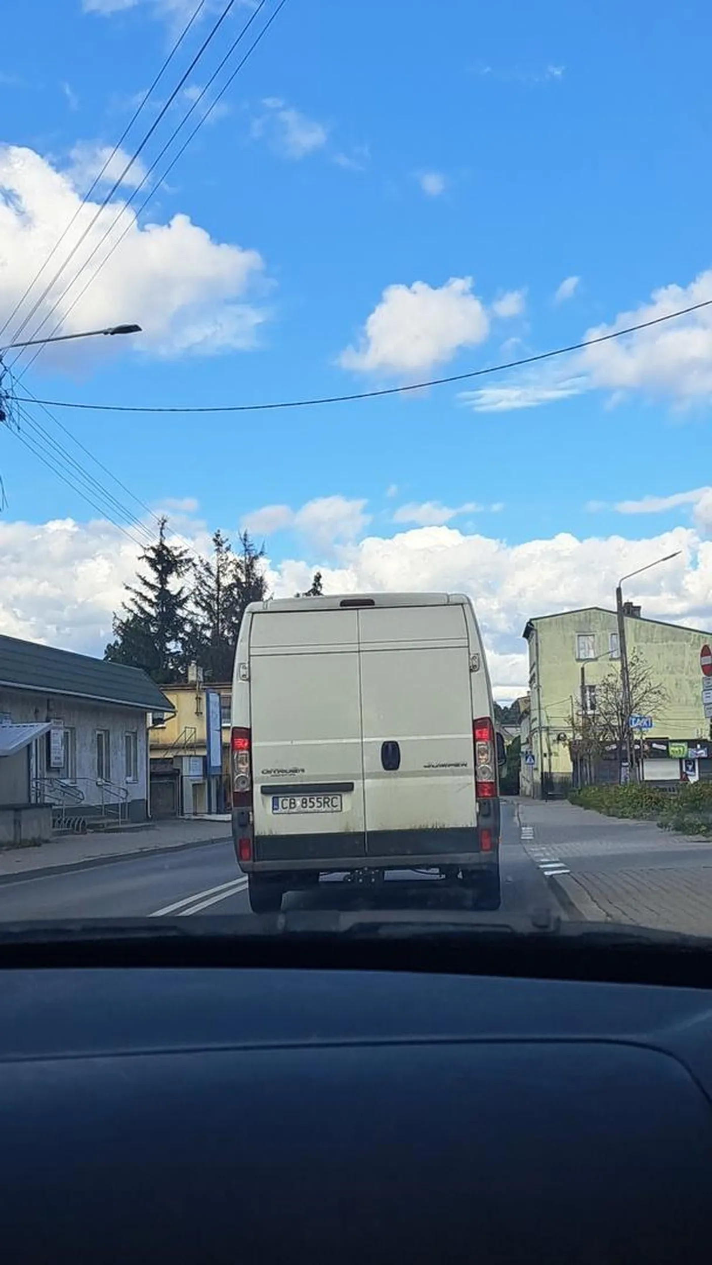 Samochód dostawczy biały citroen jumpter hamuje co chwilę jedzie jak ciota nagle hamuje na pełnej października aż ledwo wyhamować pewnie chce odszkodowanie