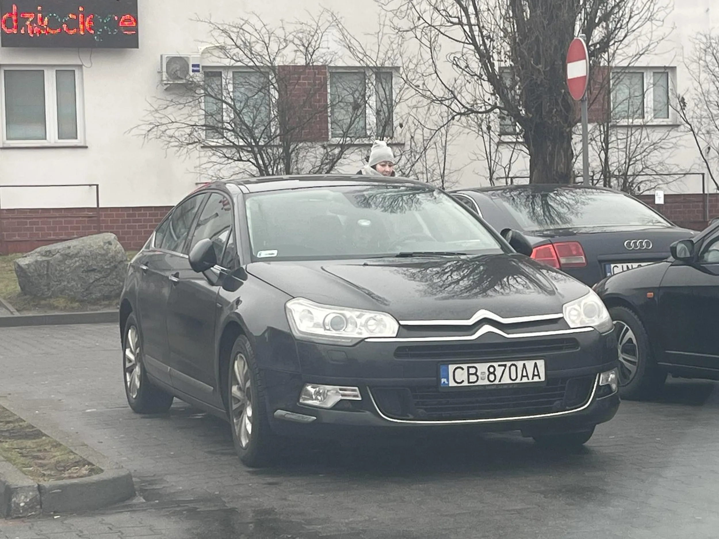 Jak można parkować na środku drogi?