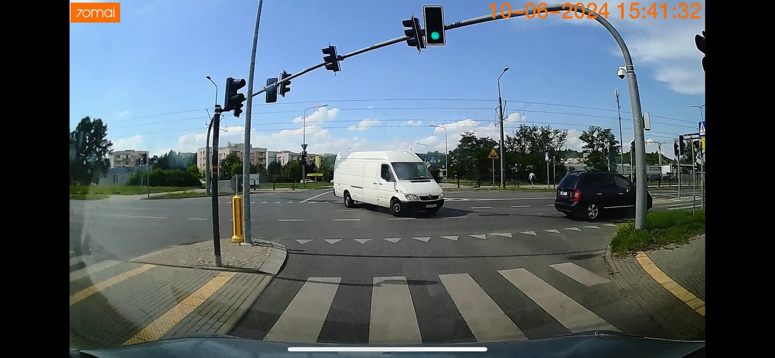 Perfidnie wymusza pierwszeństwo i blokuje całe skrzyżowanie. Pan z broda - IQ -10 cham i pajac