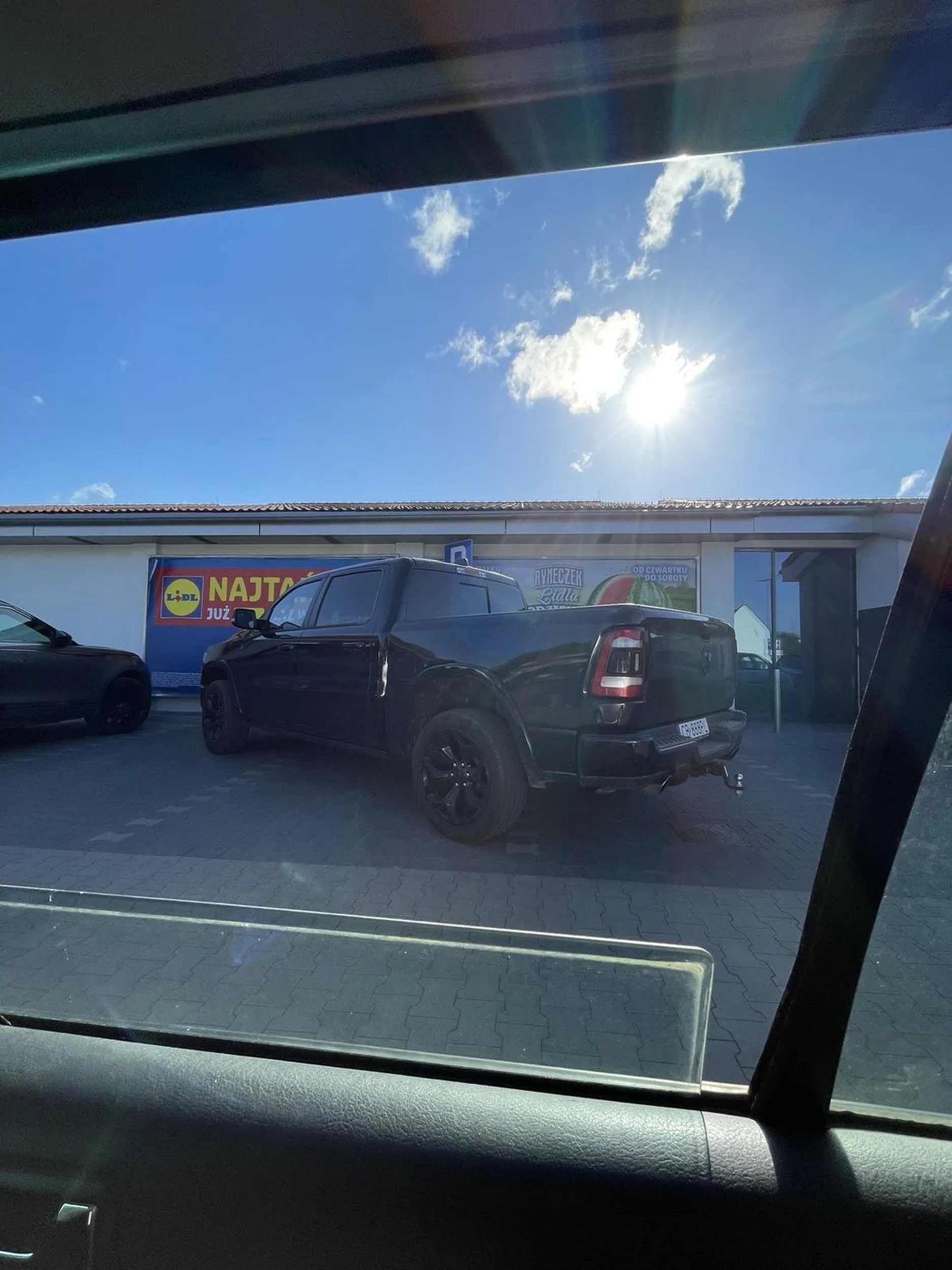 Proszę pana, nie wiem co miałeś pan w głowie żeby tak zaparkować, tam było dużo miejsca żeby przejechać.