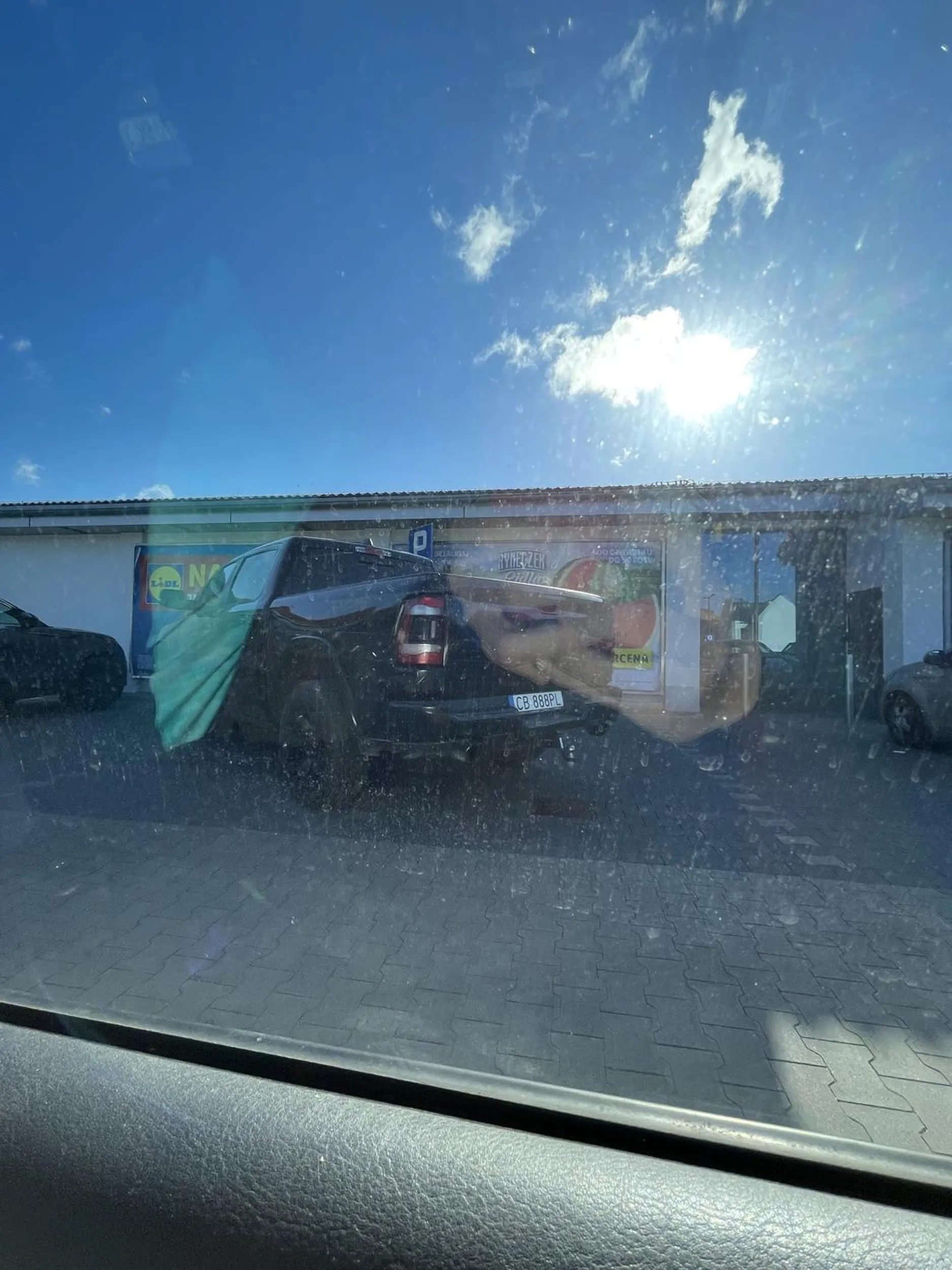 Proszę pana, nie wiem co miałeś pan w głowie żeby tak zaparkować, tam było dużo miejsca żeby przejechać.