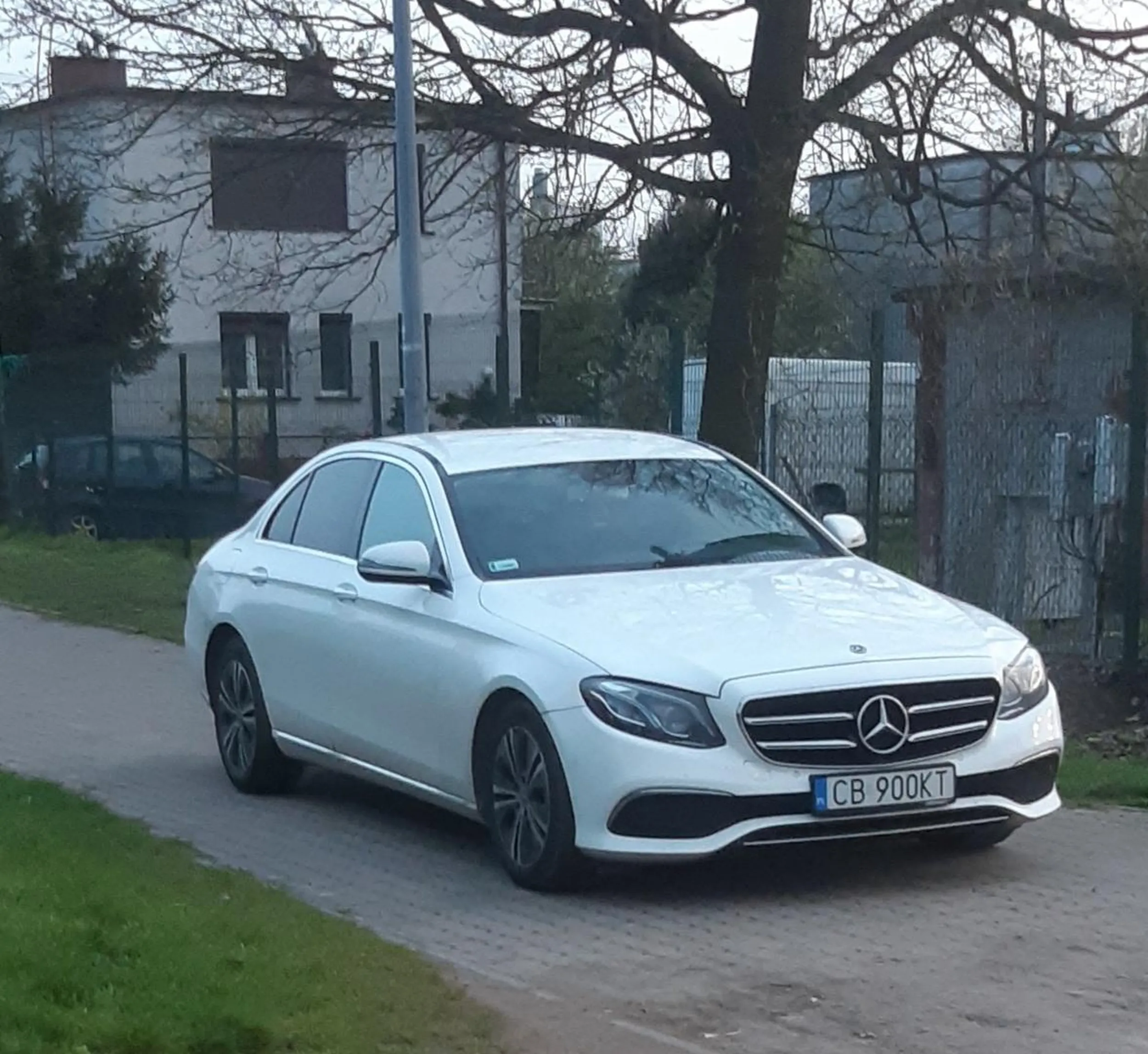 Pani zastawia cały chodnik przy orliku.