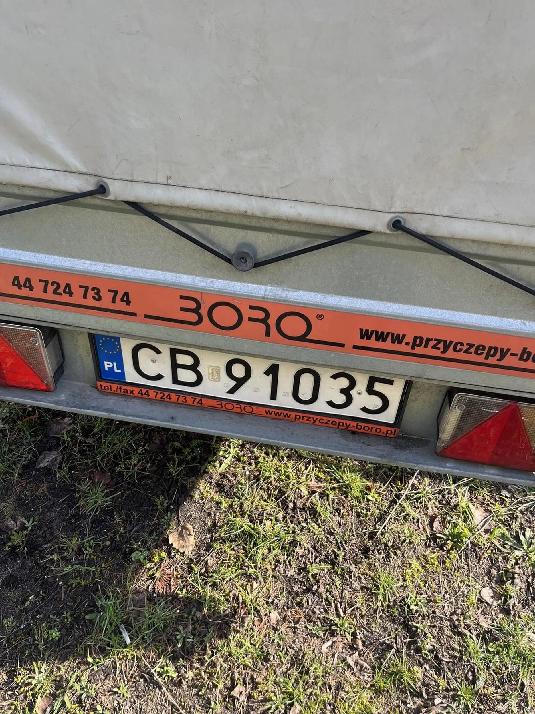 Właściciel zostawia samą naczepę na miejscu parkingowym dla auta