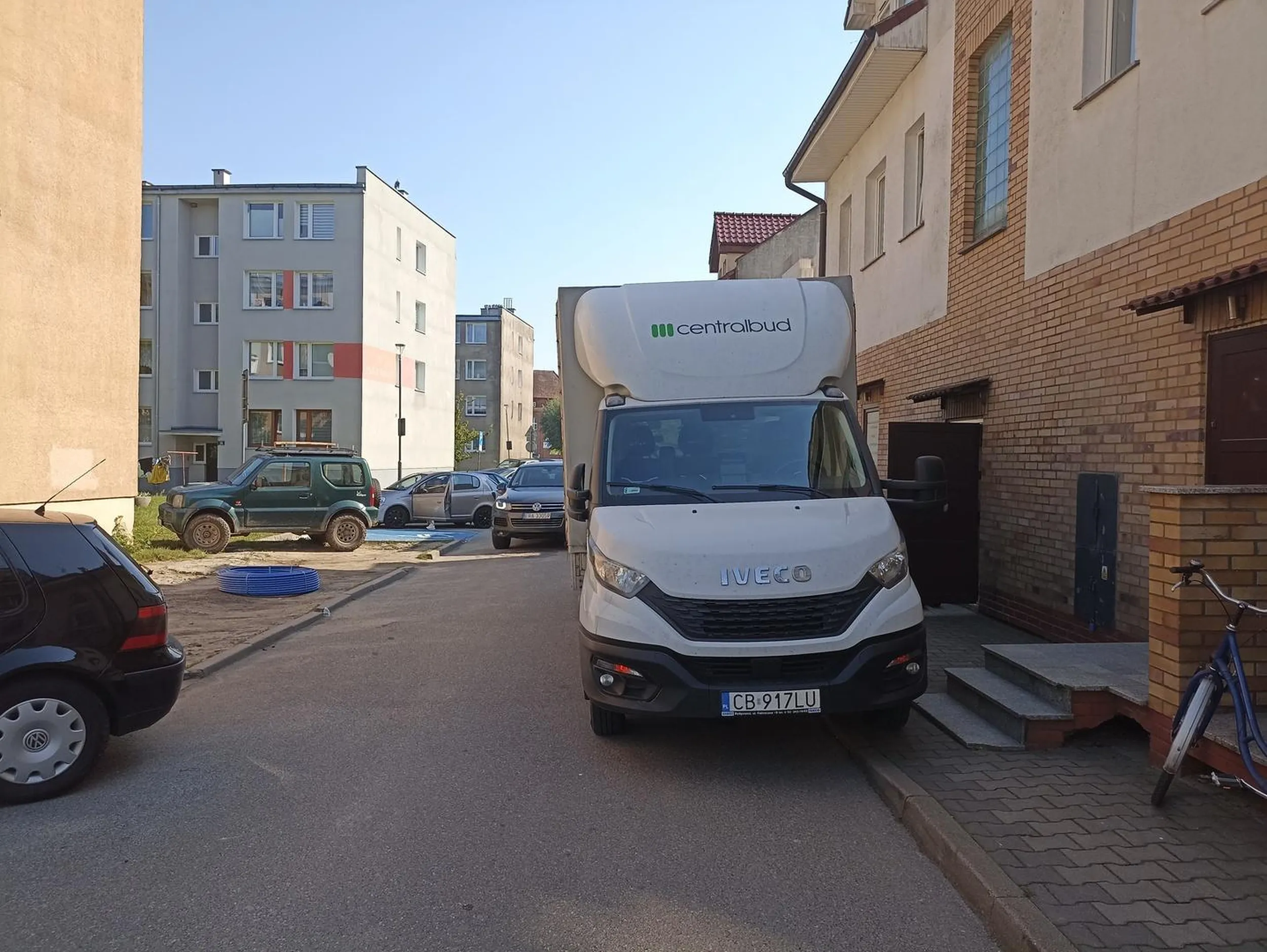 Zatsawil na pol godziny droge jednokierunkową i spowodowal zator drogowy, obraza i kloci sie z osobami próbującymi przejechac