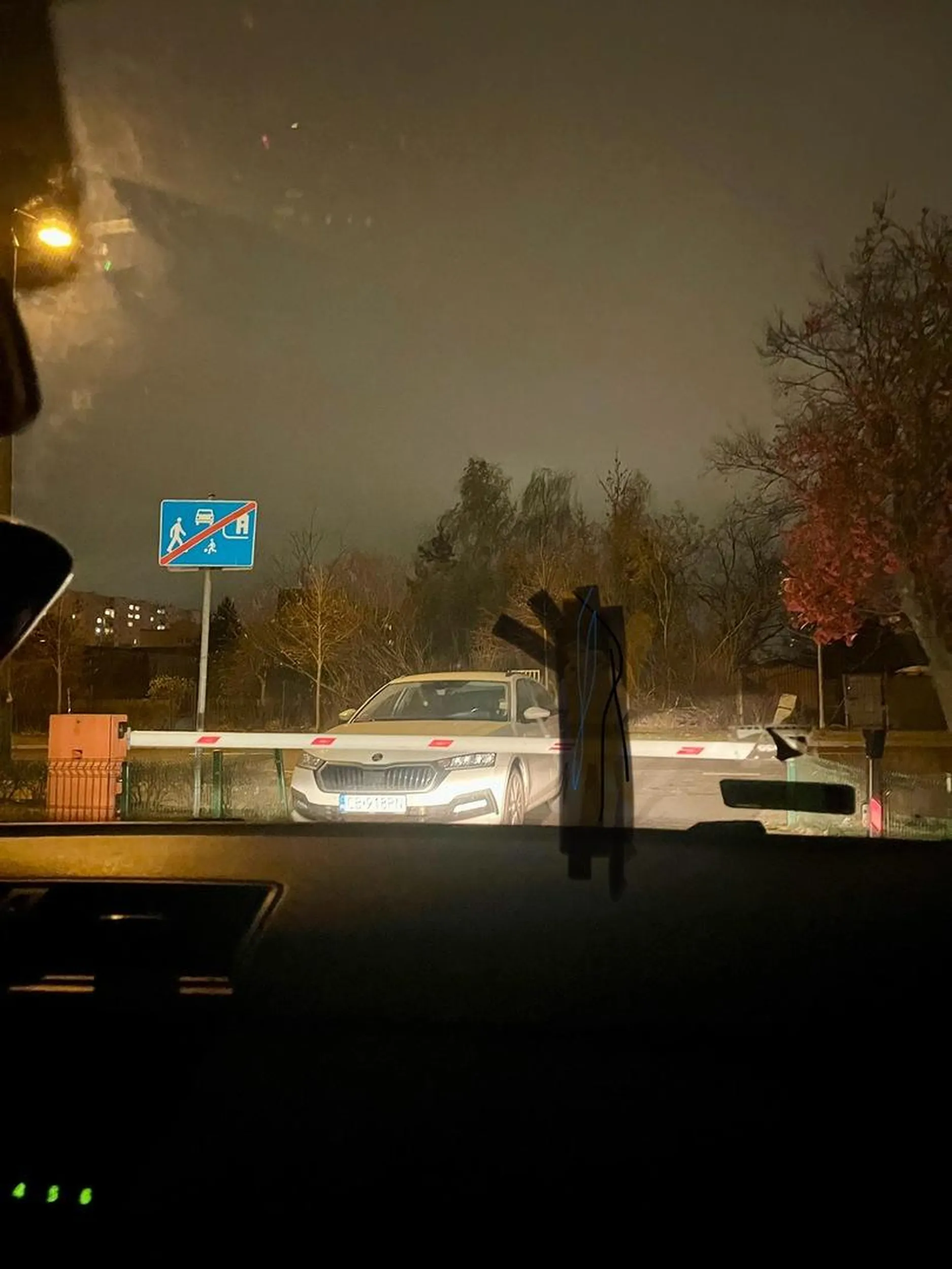 świeta krowa stoi na wjezdzie i pretensje że inni chcą wyjechać XD!