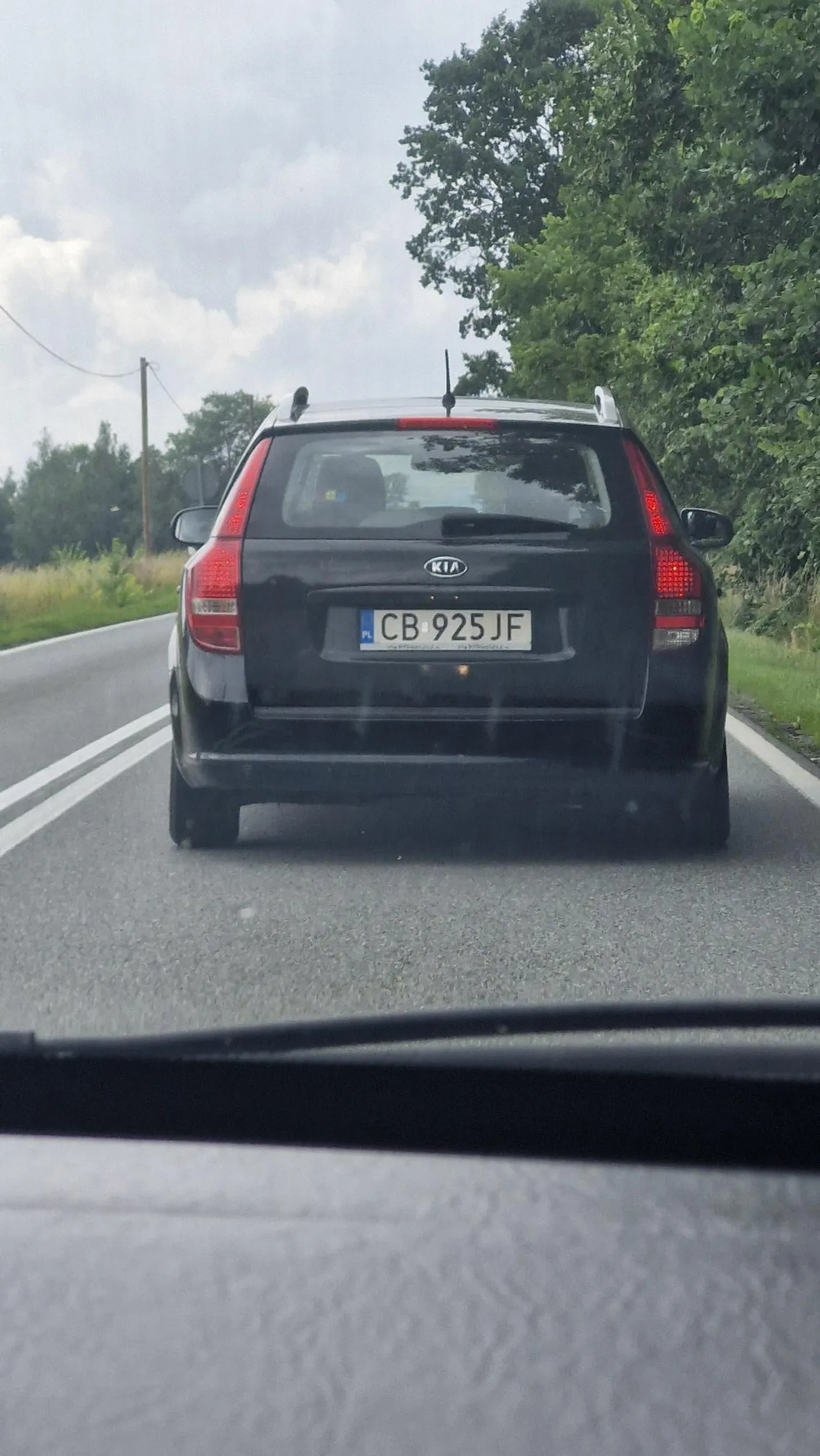 Jadę sobie spokojnie za typem a śmieć bo tak nie można nazwać inaczej osoby [mowa o pasażerze] wyrzuca śmieci przez szybe. Jeden wielki zjeb