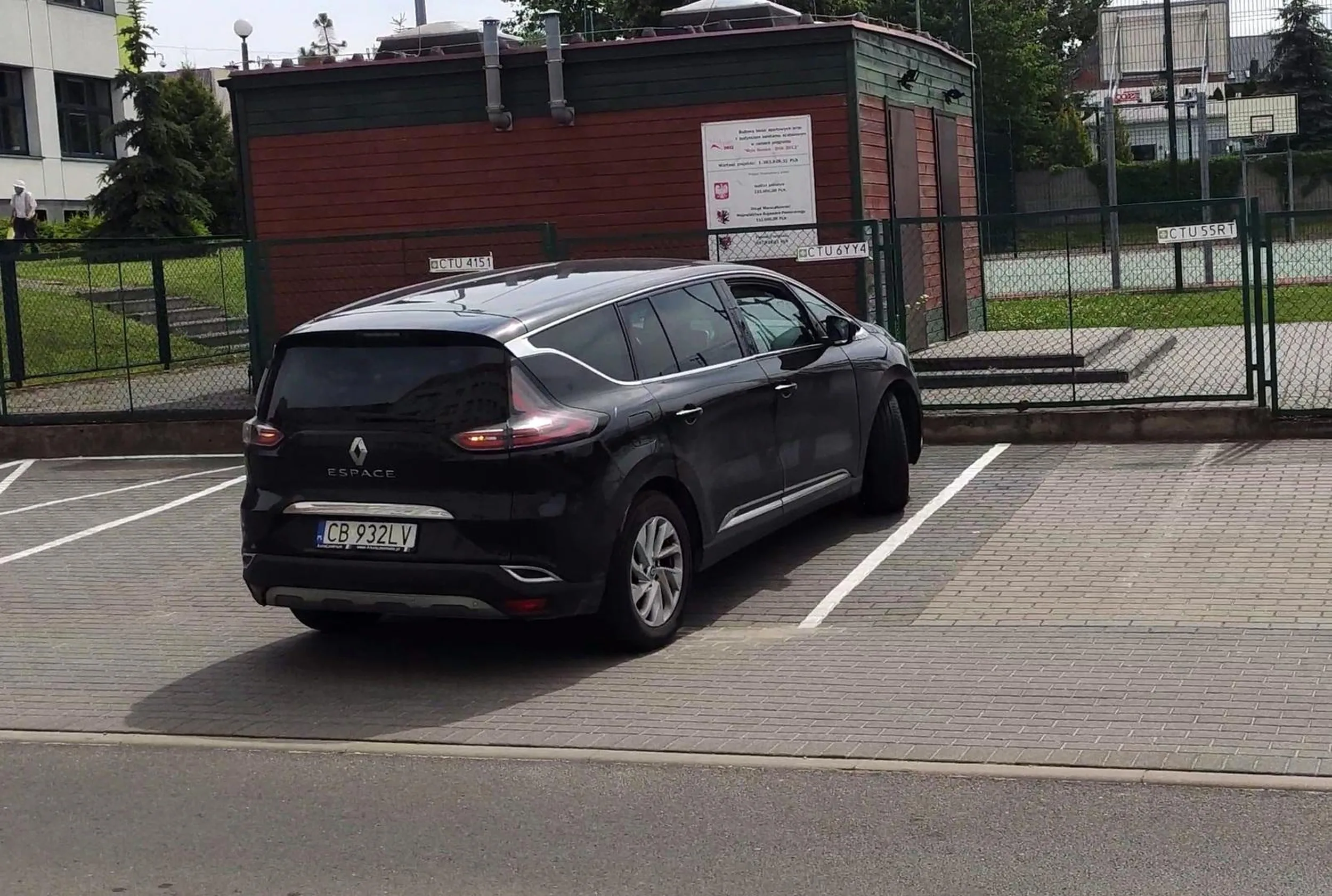 Przyjeżdżam do pracy i nie mogę zaparkować na podpisanym miejscu parkingowym. Szczyt bezczelności. Wygoniłam dziada.