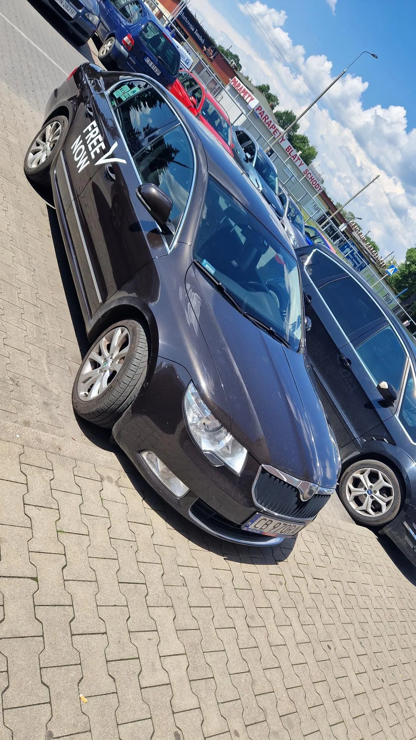 Pan  celowo zajechał mi wjazd  widząc, że wjeżdżam z kierunkiem na miejsce dla rodzin z dziećmi. Sam wyjechał z miejsca obok żeby zmienić po prostu miejsce parkingowe (które pewnie wydawało aie za wąskie) to czemu nie zająć komuś przed nosem. Wysiadł z rodzinką i udawal że mnie nie widzi. Po mojej reakcji udawal że mnie nie widzi. Piękny przykład dla syna (już odrośniętego prawie nastolatka) mogłeś sobie darować człowieku.  No ale cóż kultury nie można wymagać wynosi się ją z domu. Współczuję. Pasażerom bolt/freenow uber również.