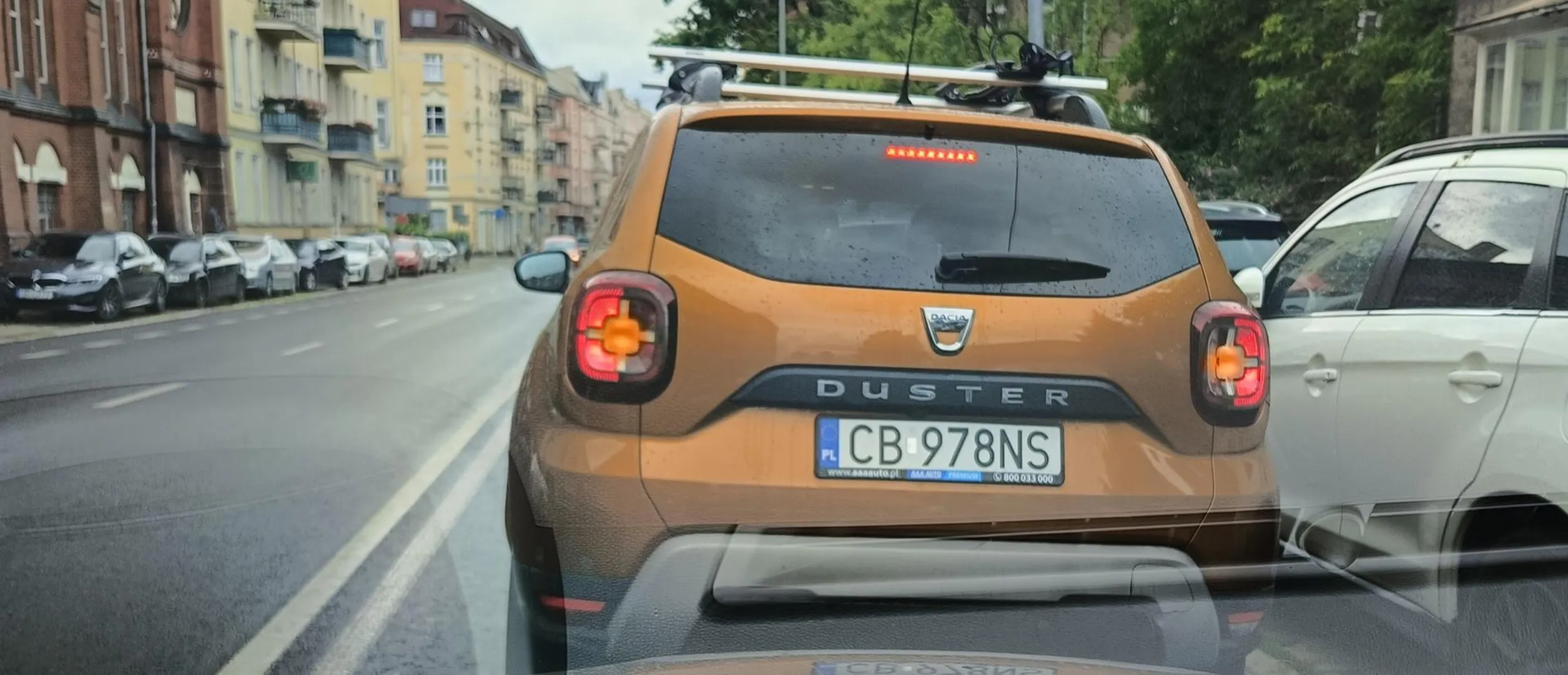 Brodacz w średnim wieku, który za nic ma przepisy o ruchu drogowym. W centrum miasta staje na awaryjnych, wyciąga fiflaka i bawi się nim za nic mając otaczających go ludzi. L