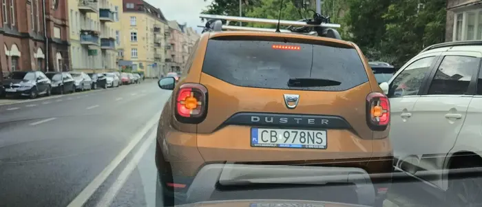 Brodacz w średnim wieku, który za nic ma przepisy o ruchu drogowym. W centrum miasta staje na awaryjnych, wyciąga fiflaka i bawi się nim za nic mając otaczających go ludzi. L