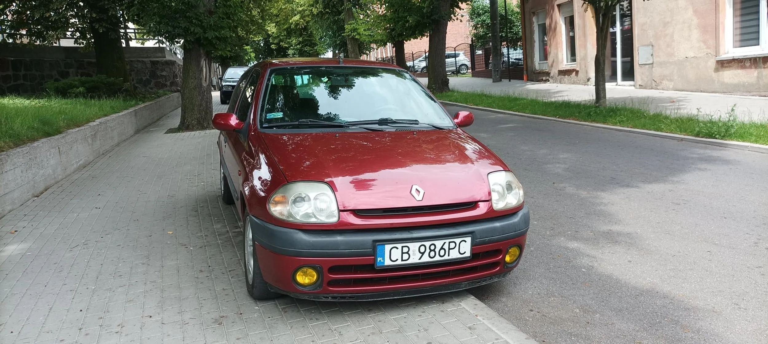 Kierowca Bombowca męczył się 10 min z wjazdem na próg