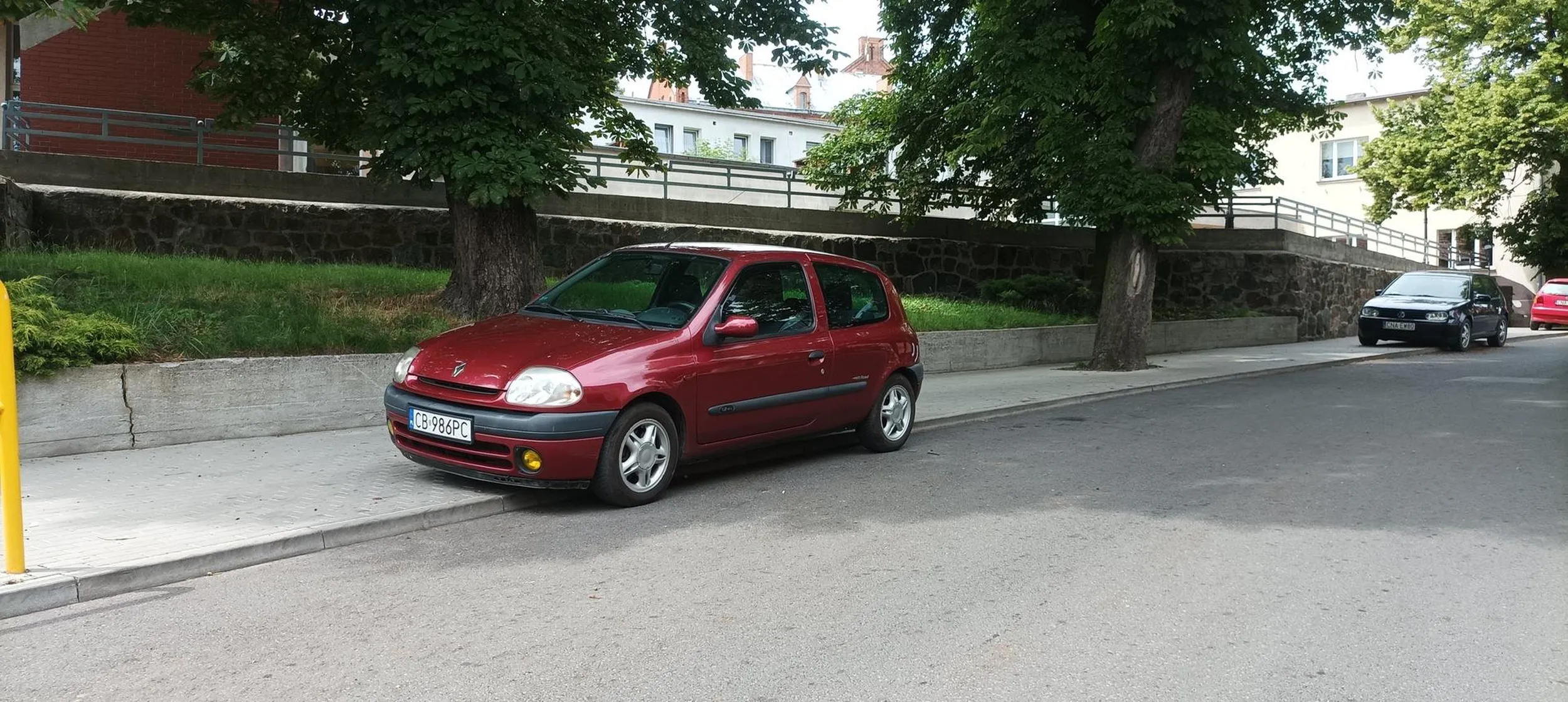 Kierowca Bombowca męczył się 10 min z wjazdem na próg