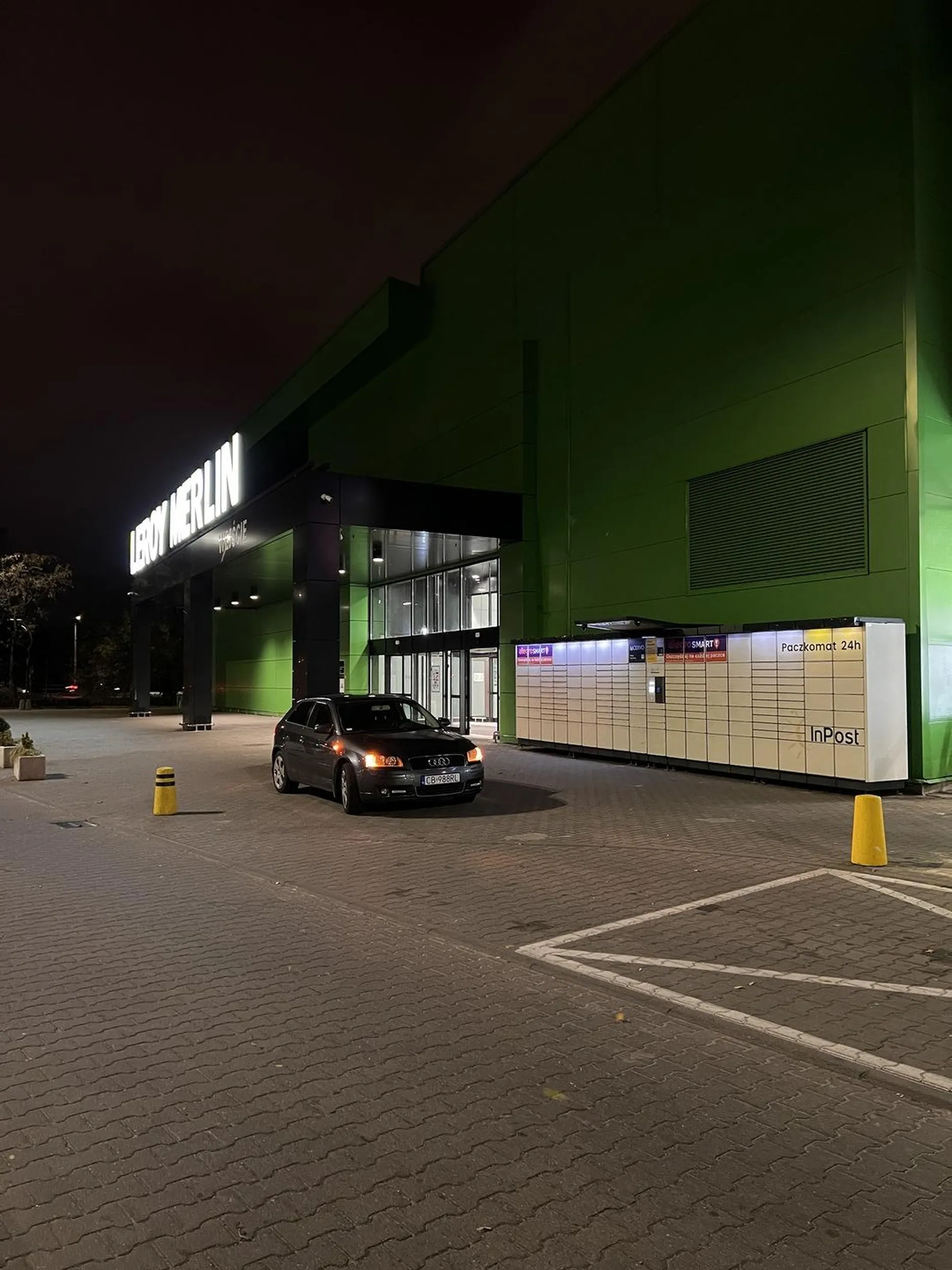 Trzeba było do środka sklepu wjechać po co tyle pieszo do wejścia iść. Typowe 4 zera na masce 5 zero w sklepie.