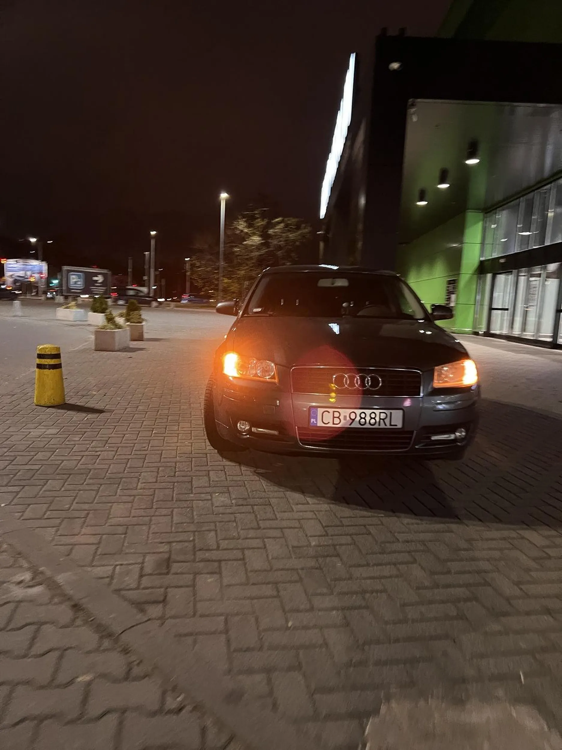 Trzeba było do środka sklepu wjechać po co tyle pieszo do wejścia iść. Typowe 4 zera na masce 5 zero w sklepie.