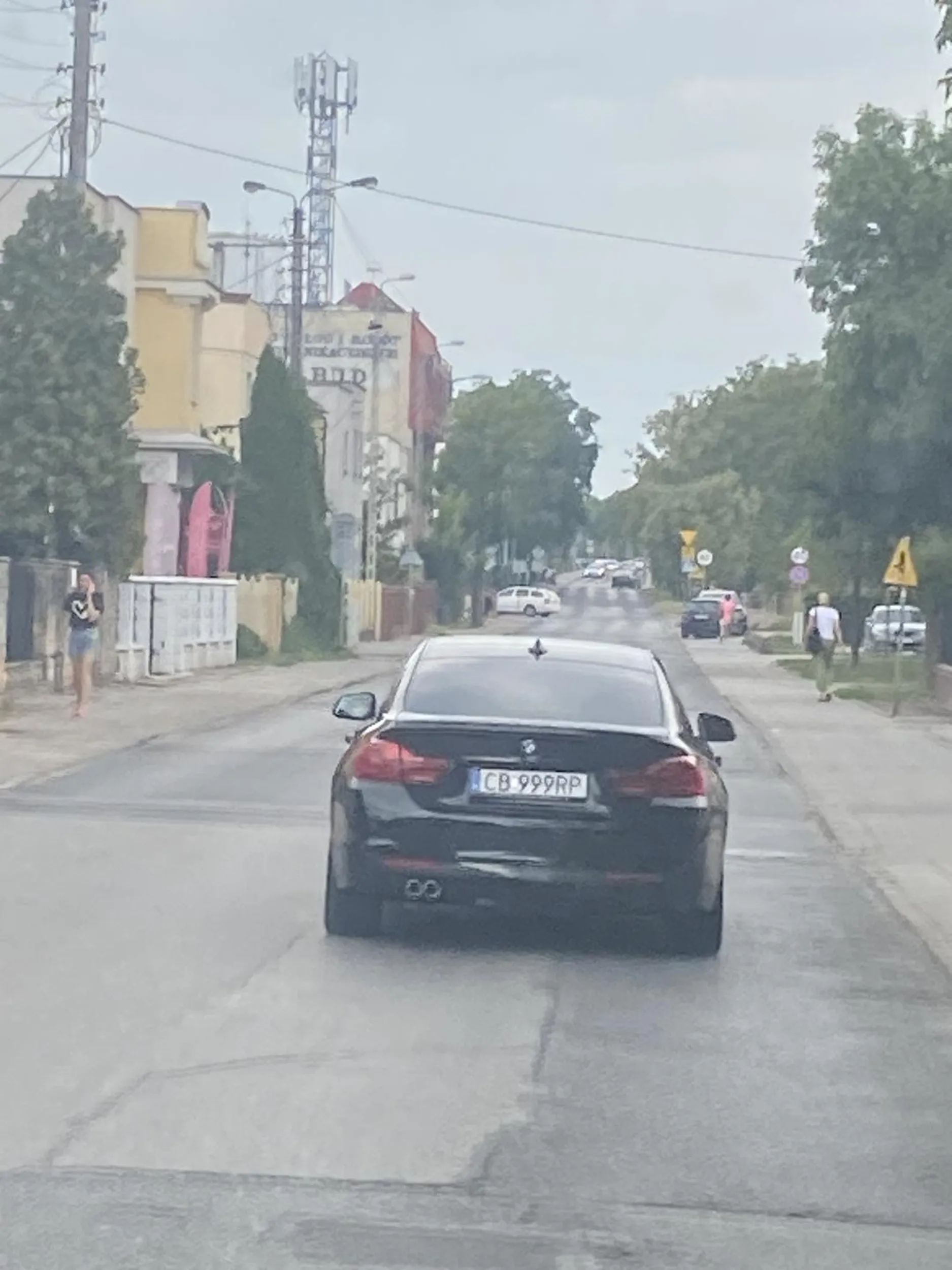 Kolega nie wie co to kierunki, randomowo hamuje na ulicy i po strąbieniu zaczyna sie sapać i drzeć ryjka