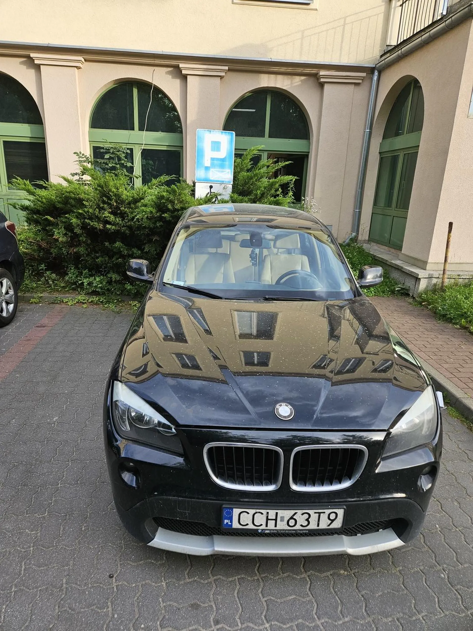 Kierowca w pełni sprawny ruchowo, wokół wolne miejsca parkingowe, ale burak musi zaparkować na miejscu dla inwalidów i to na terenie szpitala!!!!