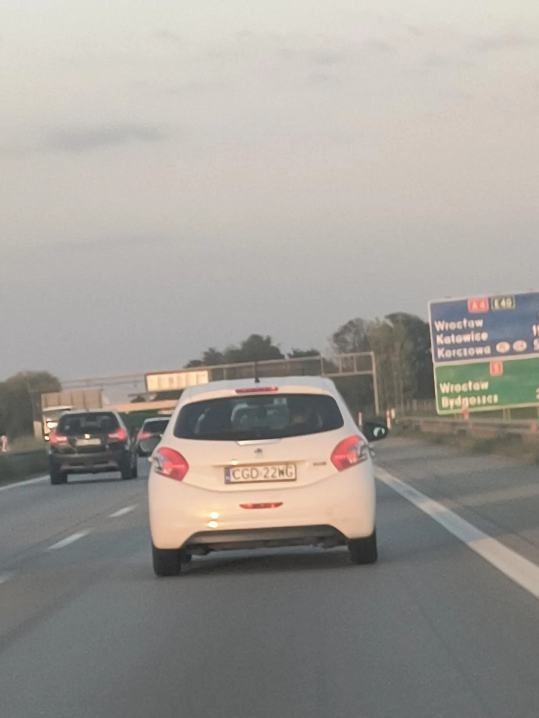 Nie wiem kto dał temu chłopakowi prawo jazdy ale lepiej schowaj je do chipsów. Brak znajomości przepisów ruchu drogowego, brak umiejętności jazdy po autostradzie i korzystania z pasa rozpędu.