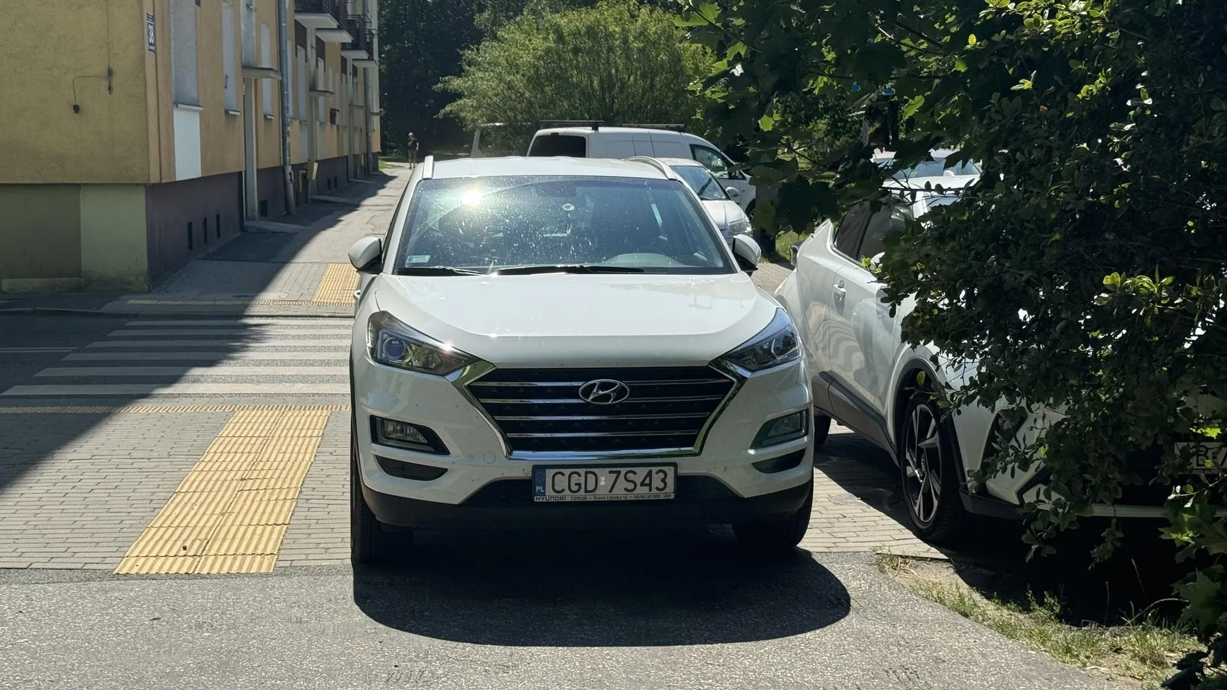 Jazda po przejściu, wzdłuż chodnika i parkowanie przy przejściu z dala od krawędzi jezdni