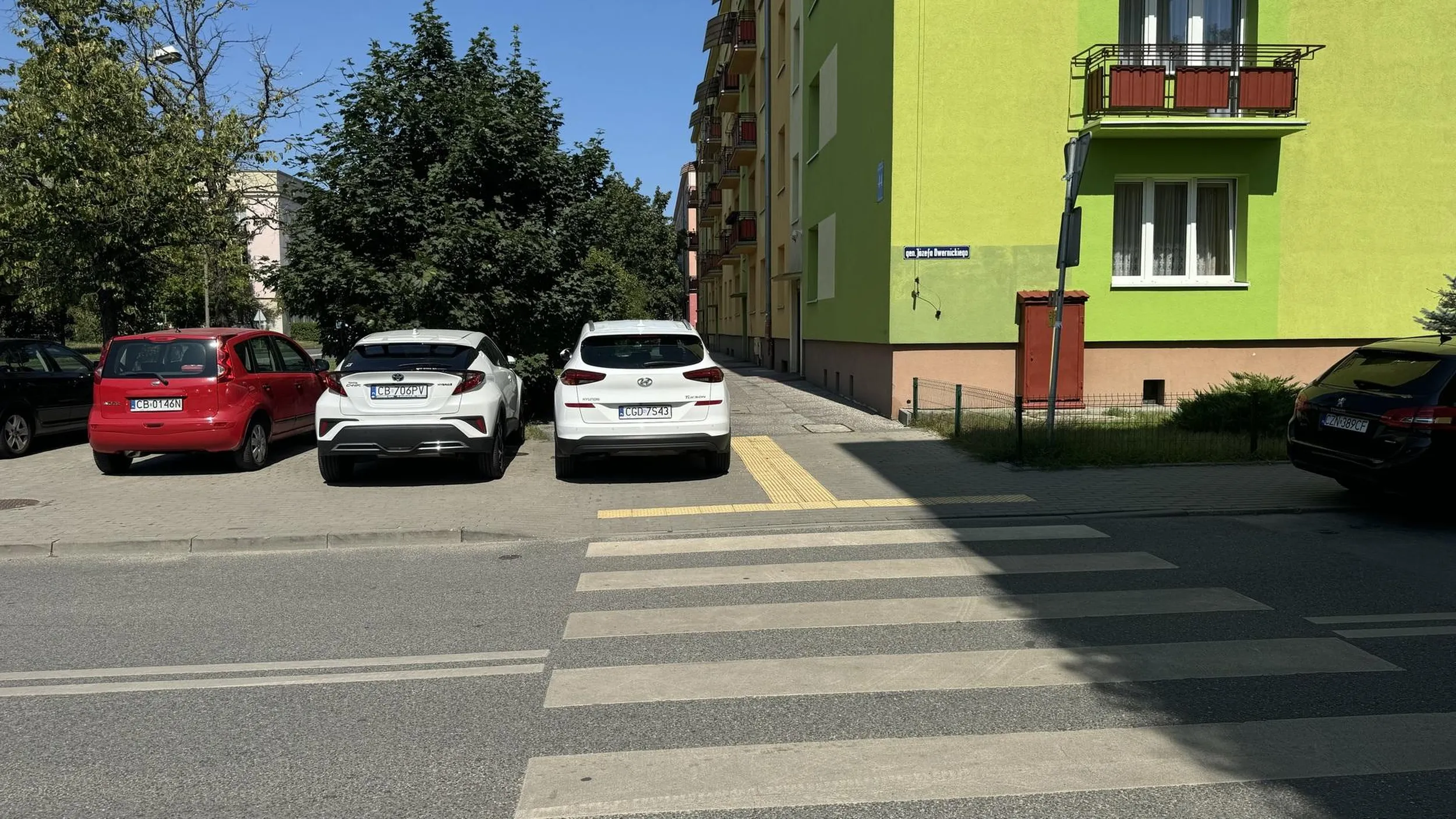 Jazda po przejściu, wzdłuż chodnika i parkowanie przy przejściu z dala od krawędzi jezdni