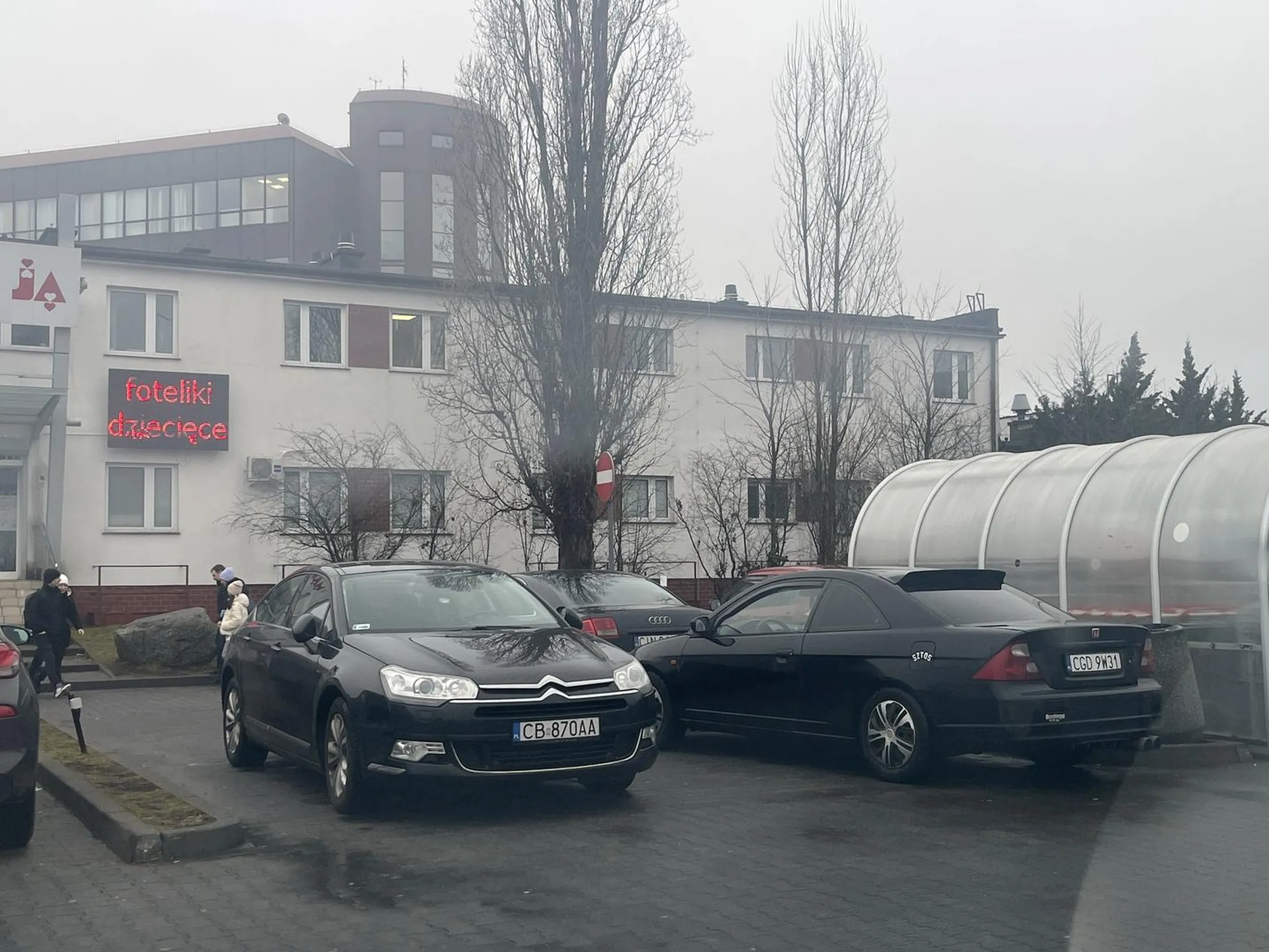 Parkowanie wraz z innymi Galeriankami na środku przejazdu. Na wsi znaków nie uczą