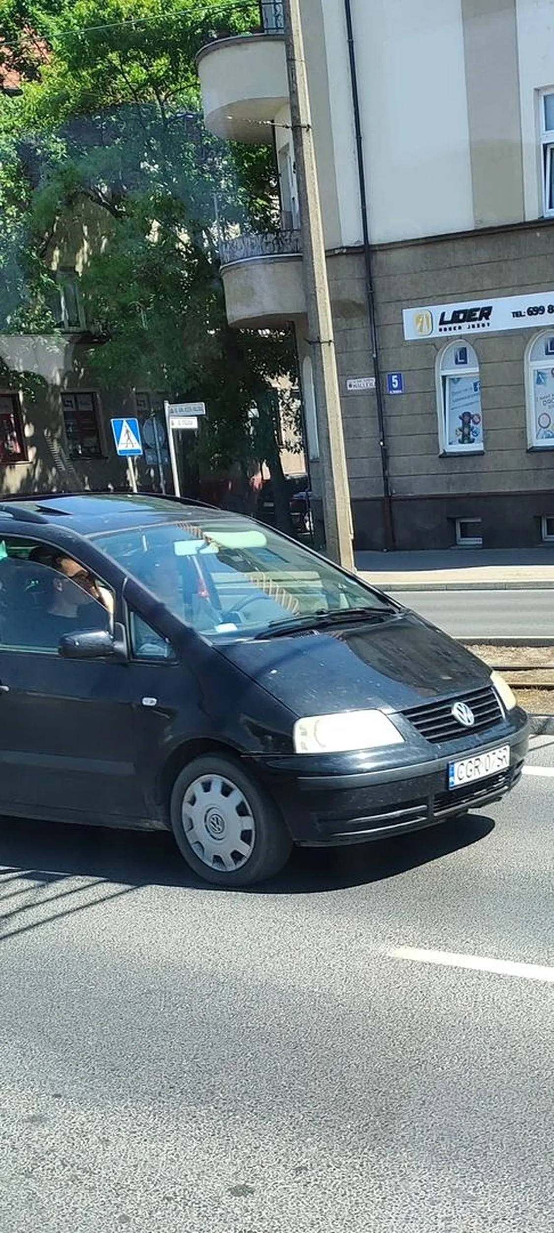 Udana parka, która pokazuje środkowy palec kiedy autobus wyjeżdża z zatoczki prawidłowo sygnalizując wyjazd z niej. Niestety dla wielu to nadal problem i trzeba rodzinnie pokazywać fucka, no ale rejestracja zobowiązuje, CGRy nigdy wychowane nie były i nie będą.
