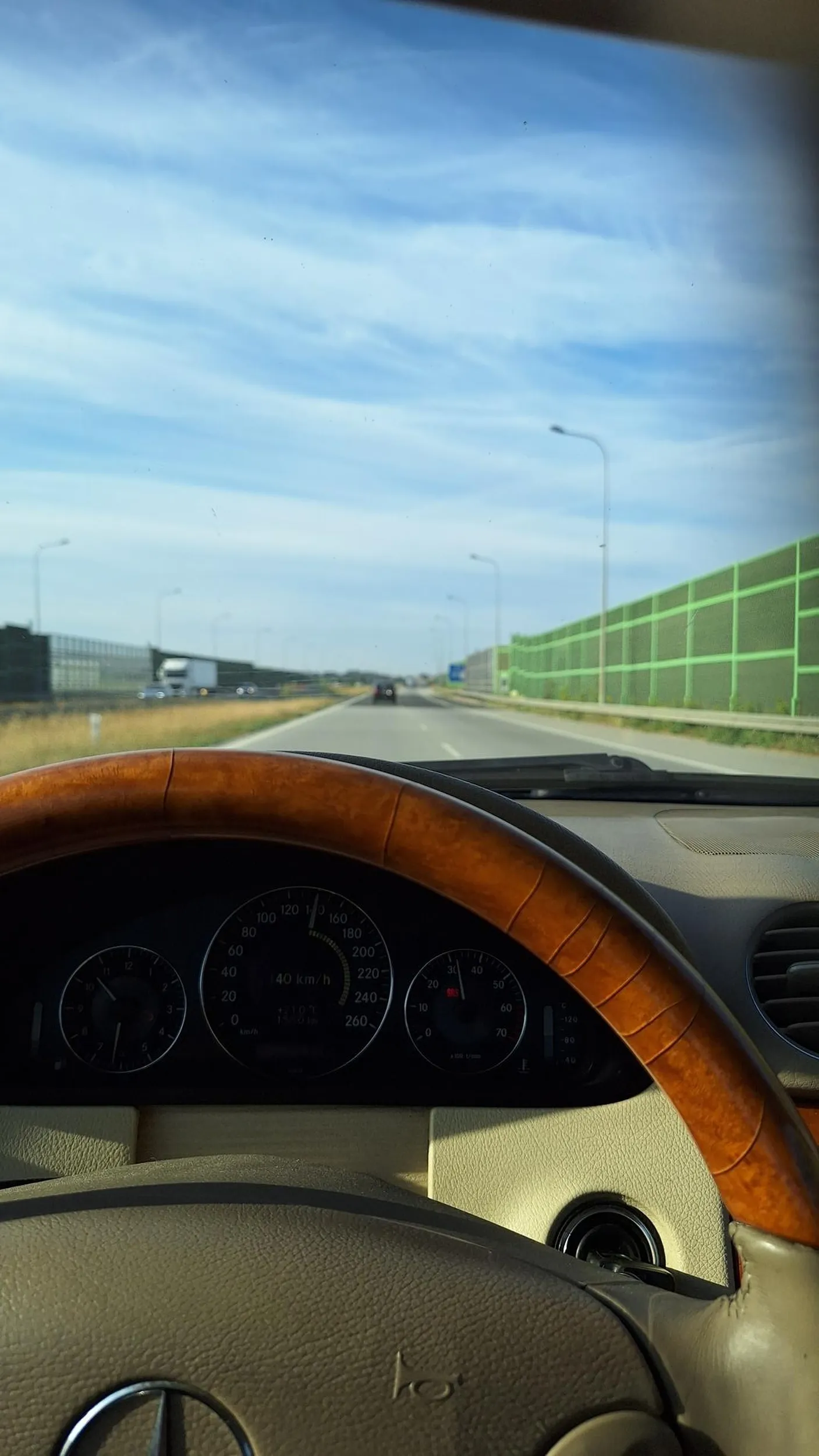 Bardzo dobry kierowca.  Jechaliśmy jeden za drugim 19.07  po autostradzie. Szerokości kolego