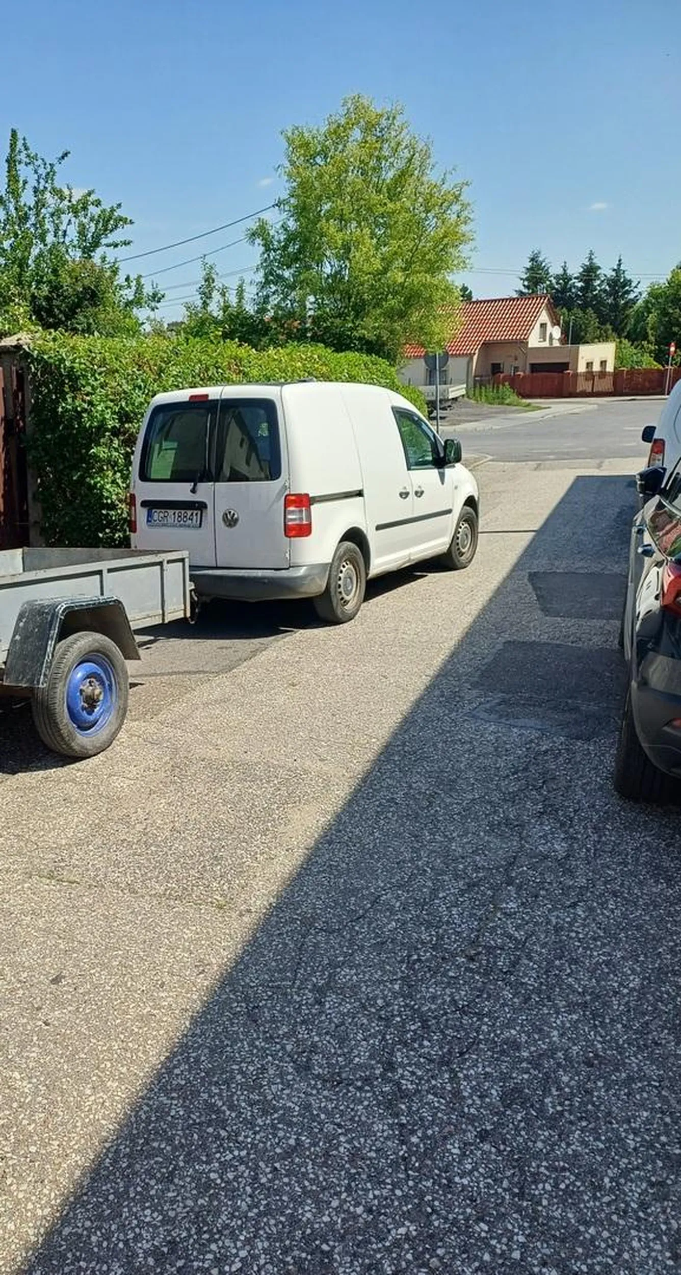 Blokuje przejazd ulicą jednokierunkową, grzecznie poproszony o odjechanie tłumaczy "TOSZ DOPIERO ŻEM STANĄŁ".