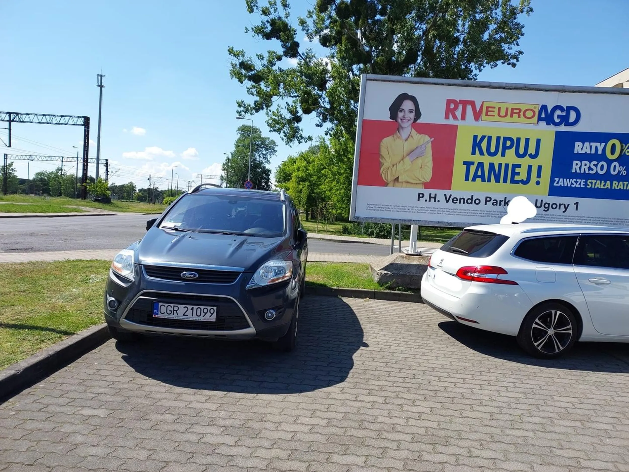 Prawo jazdy znalezione w chipsach. Zaparkował poza wyznaczonymi miejscami i zastawił kombi, czyli zero wyobraźni przestrzennej. Zabrać prawo jazdy i niech jeździ komunikacją zbiorową zanim zrobi komuś krzywdę. Jeśli to czytasz ośle - zastawiłeś rodzinę z chorym dzieckiem.