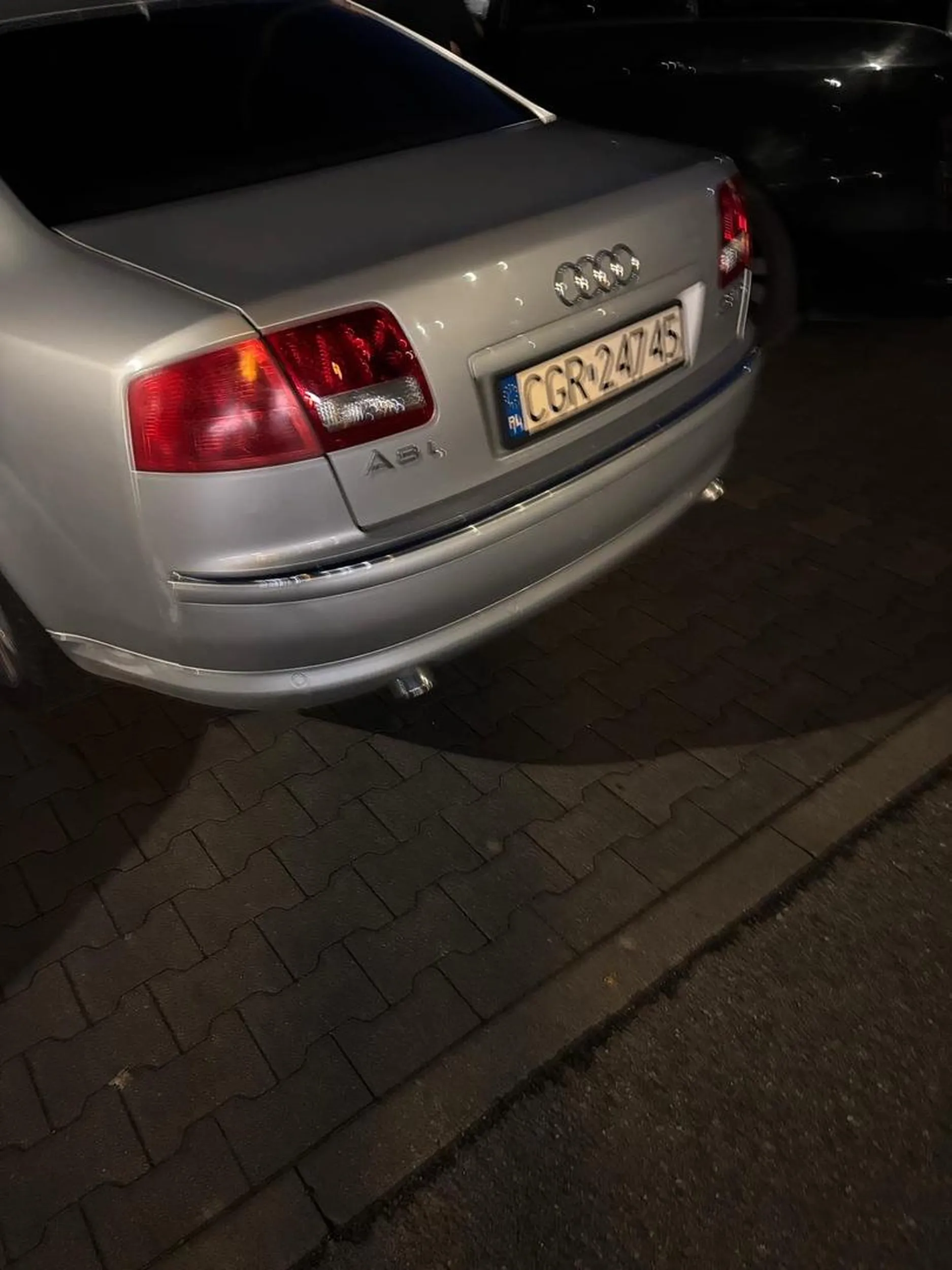 Przygłup jakich mało. Niedość że zaparkował po ukosie i wyszedł ewidentnie poza linie parkowania, to uderzył perfidnie patrząc mi w oczy drzwiami o drzwi, gdy wysiadał. Spytałem się co ty odpier******, odparł że stanąłem za blisko. Tępić takich