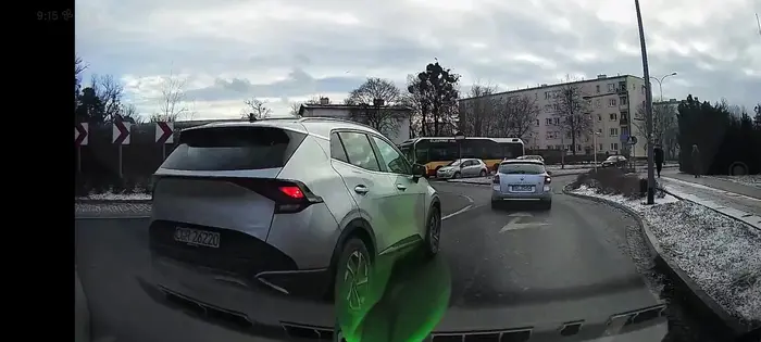 naucz się jeździć swoim pasem ruchu, zwłaszcza na rondach