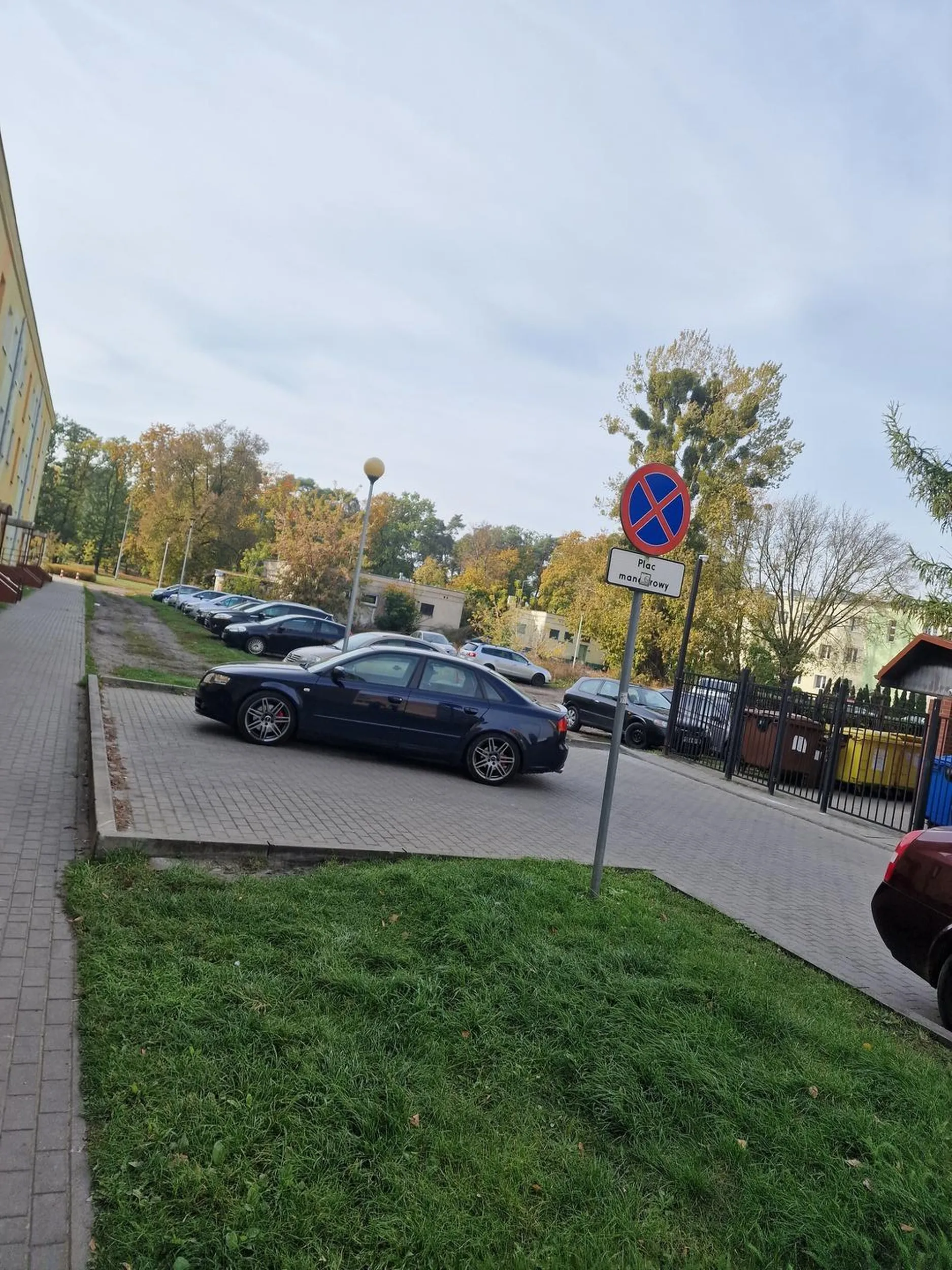 Burak zastawił plac manewrowy i nie można zawrócić.. przez barana cały parking trzeba cofwać..