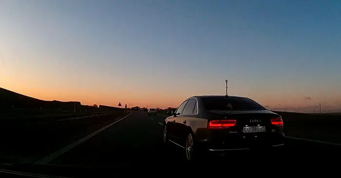 Miga światłami na A1, po czym jeśli nie zjedziesz jaśnie panu natychmiast, zajeżdża drogę i hamuje.