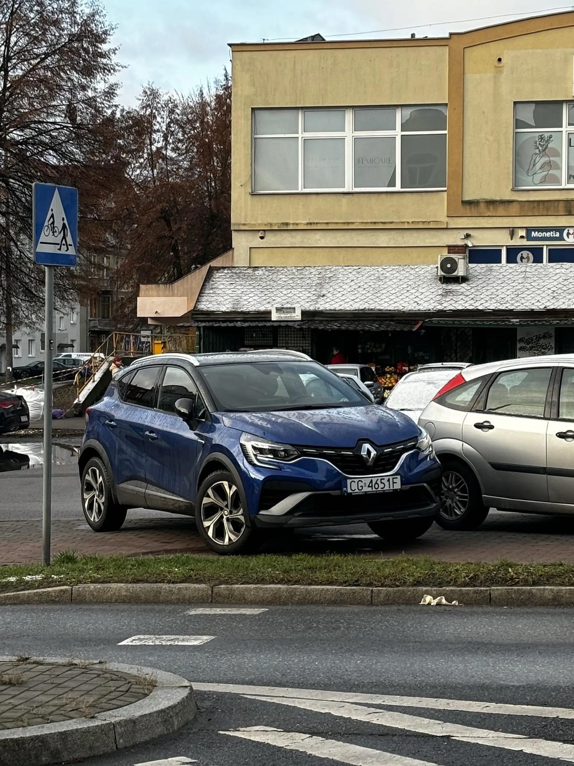 Nie wie jak parkować, byłam świadkiem, że kobieta na wózku nie mogła przejechać!!!