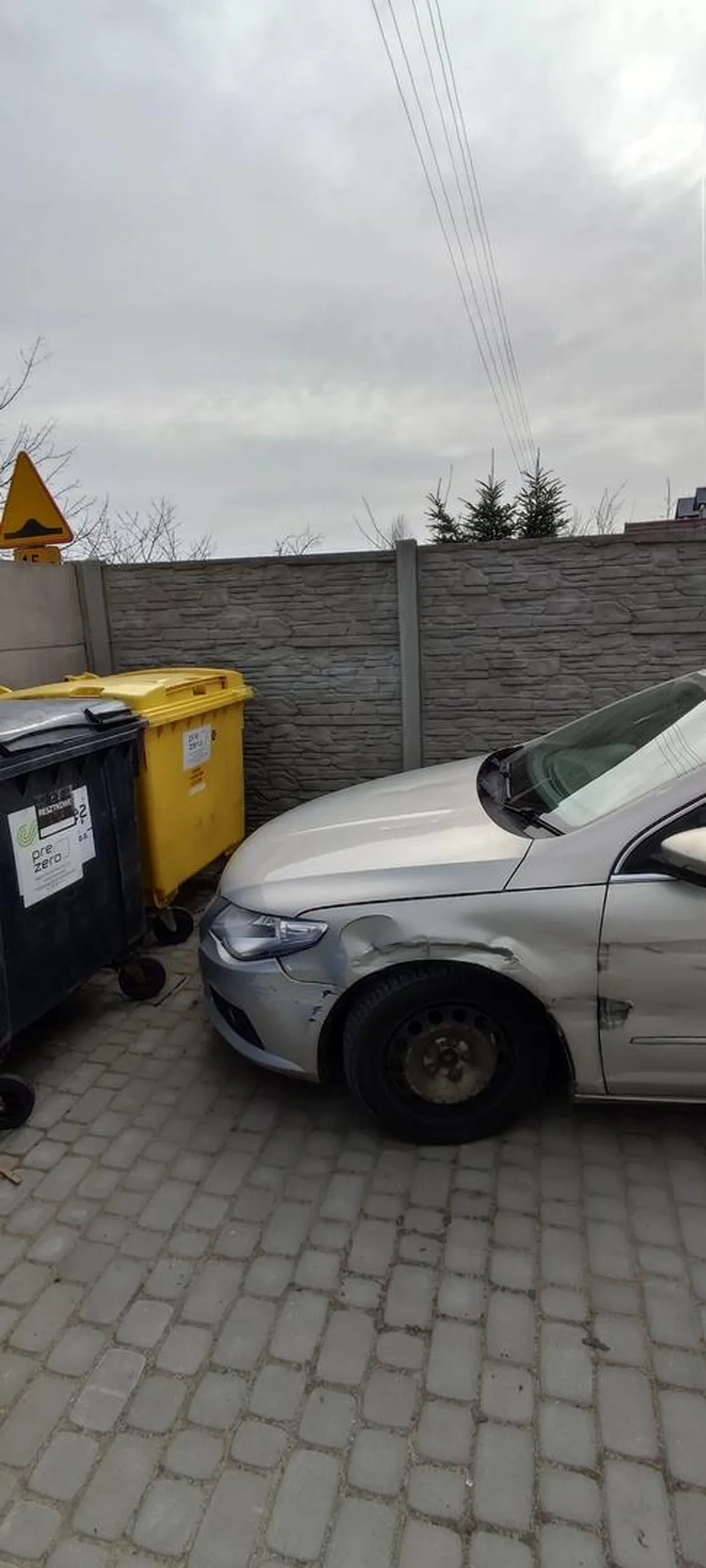 Kierowca parkować nie umie, z tego co z resztą widać jeździć też nie potrafi skoro takie ślady na samochodzie są. Nie pozdrawiam !!!