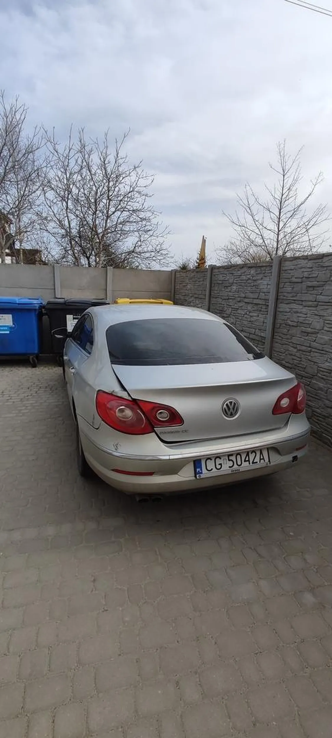 Kierowca parkować nie umie, z tego co z resztą widać jeździć też nie potrafi skoro takie ślady na samochodzie są. Nie pozdrawiam !!!