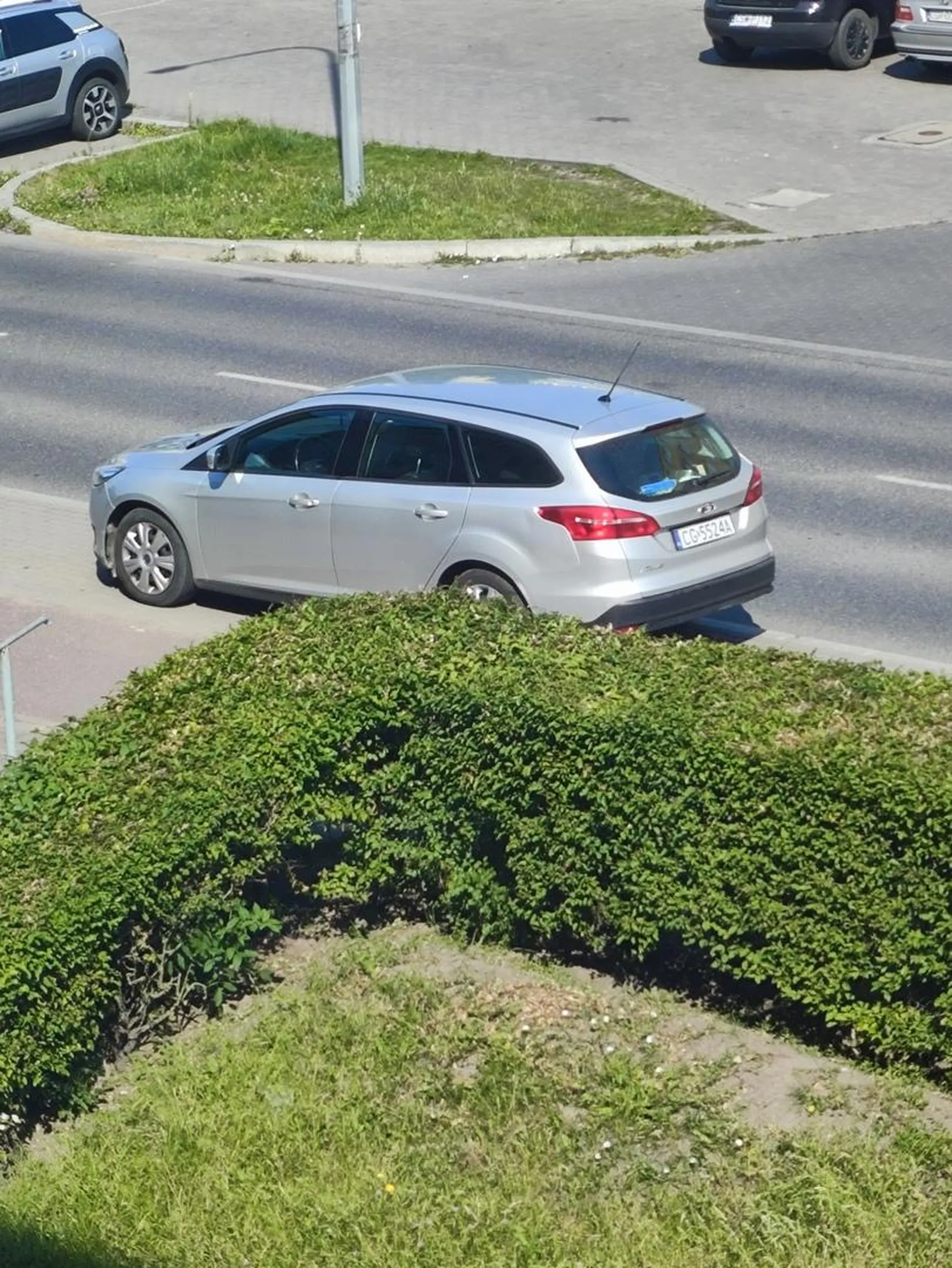 Chodnik to nie miejsce parkingowe. Kolego parking jest 20m dalej.