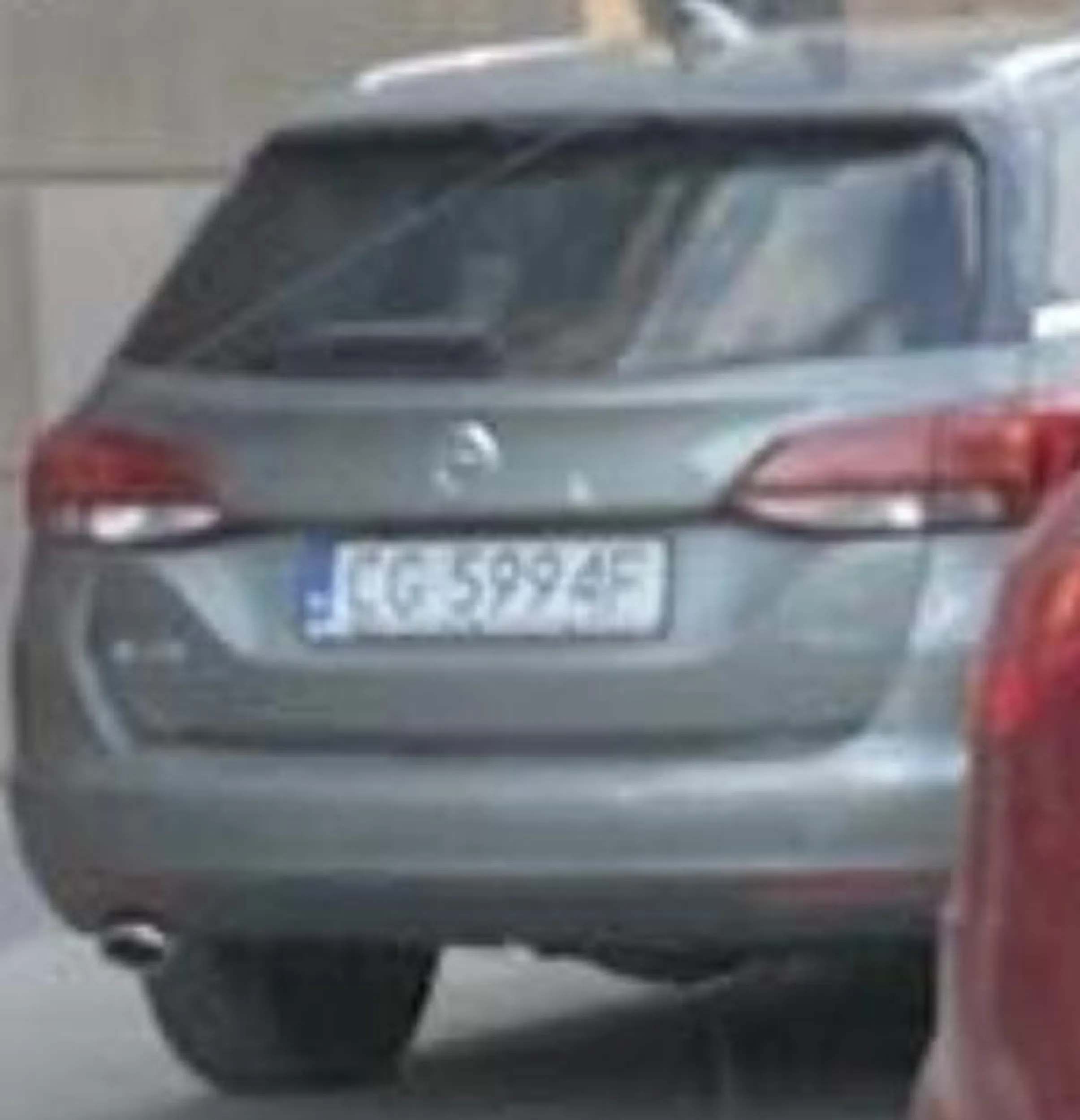 Śmieć perfidnie w aucie walił konia w Zielonej Górze na ulicy Dąbrowskiego 1 bezpośrednio pod budynkiem w którym jest kilka firm w tym dużo niepełnoletnich pracowników oraz Biedronka do której chodzą ludzie z dziećmi