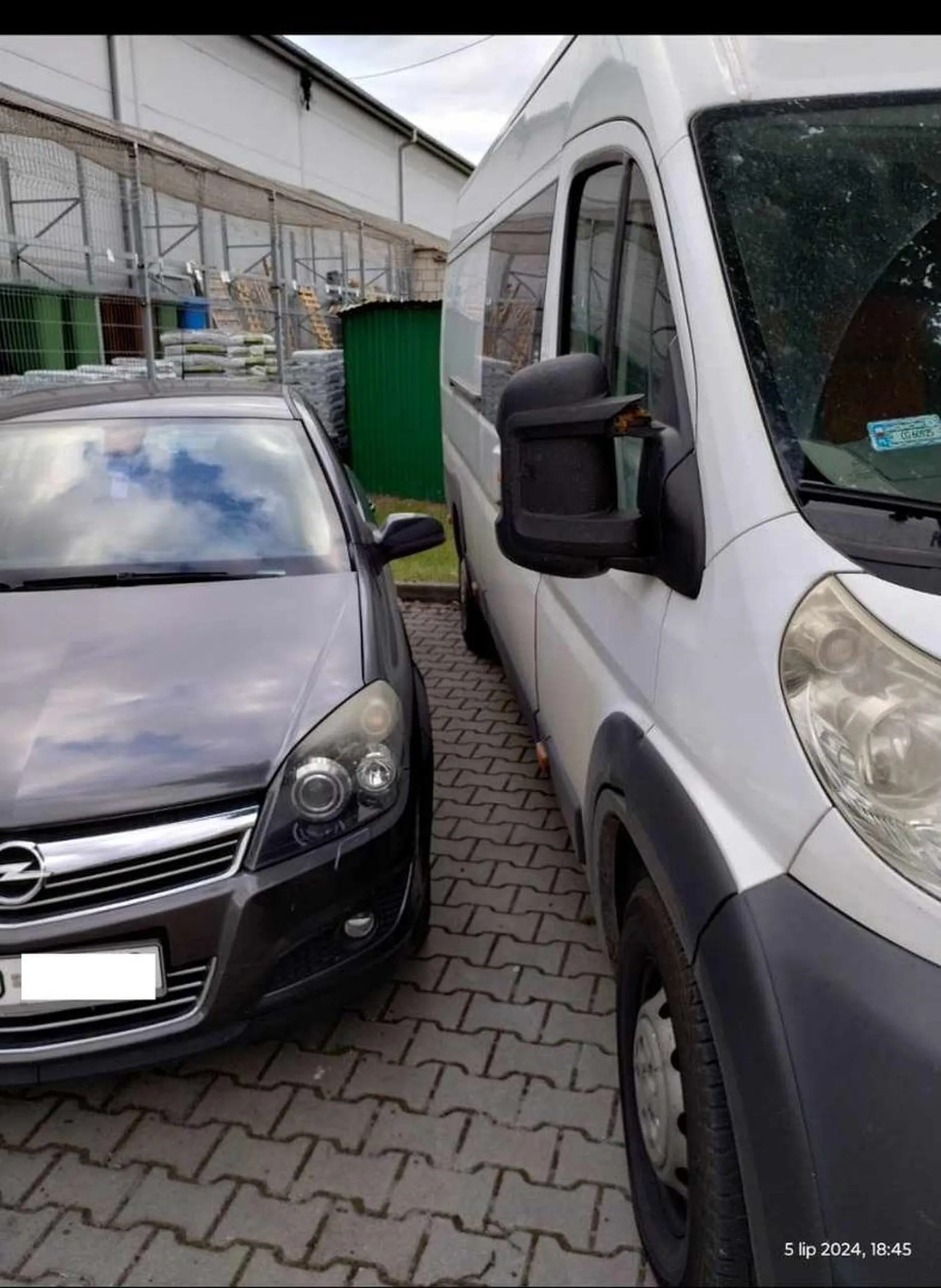 Parkowanie z pewnością nie jest mocną stroną tego kierowcy z Grudziądza. To powtarzający się problem, który utrudnia innym osobom wyjazd z parkingu.